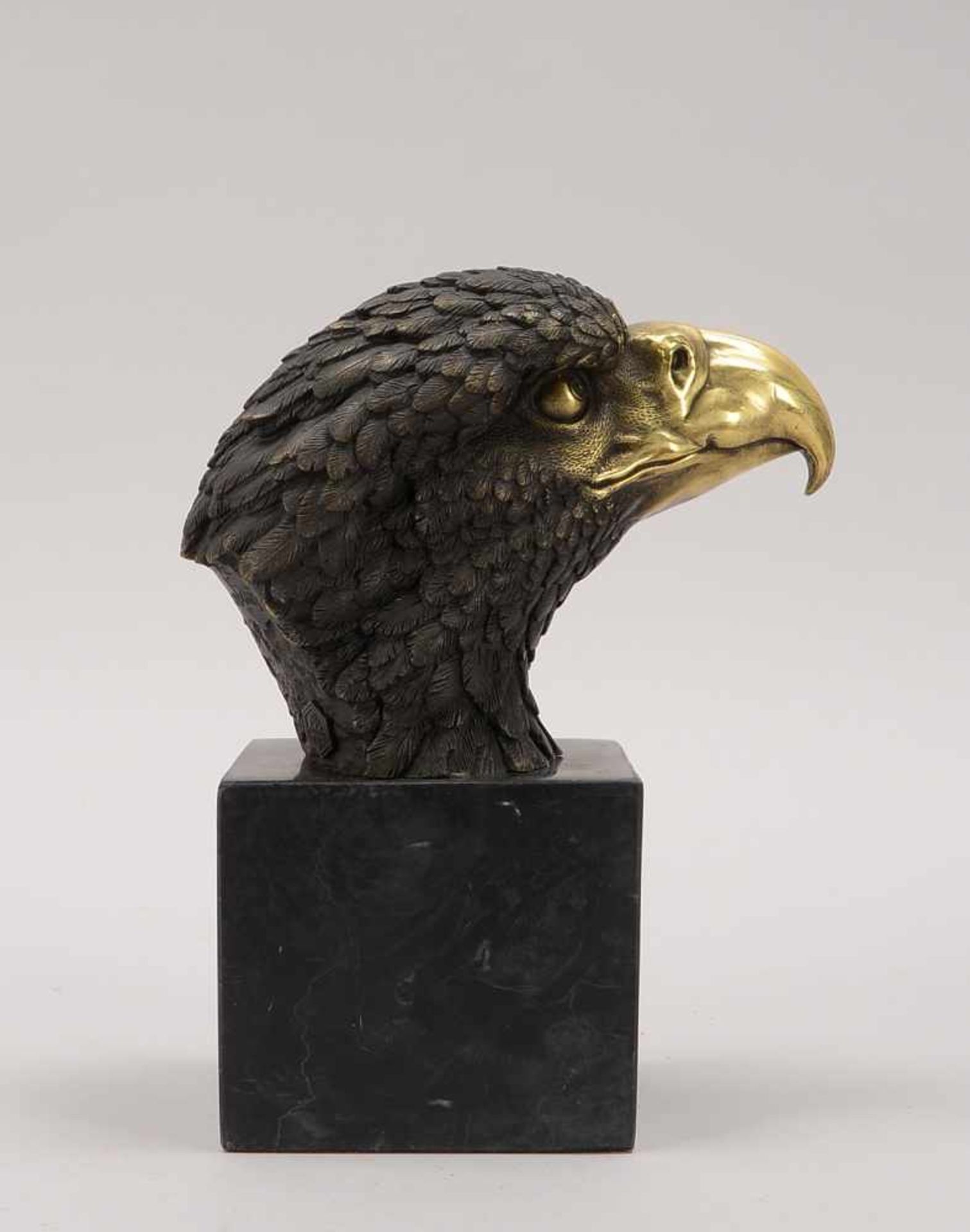 Bronzefigur, 'Adlerkopf' (naturalistische Darstellung mit fein ausgearbeitetem Federkleid)
