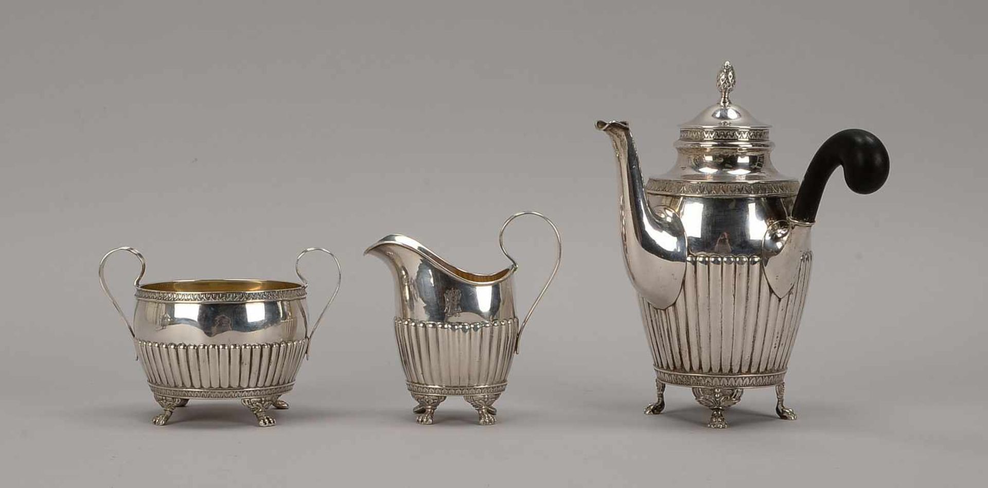 Kaffeekern, im Empire-Stil, Schweden (1910), 830 Silber, Gefäße jeweils auf 4 Klauenfüßen, 3