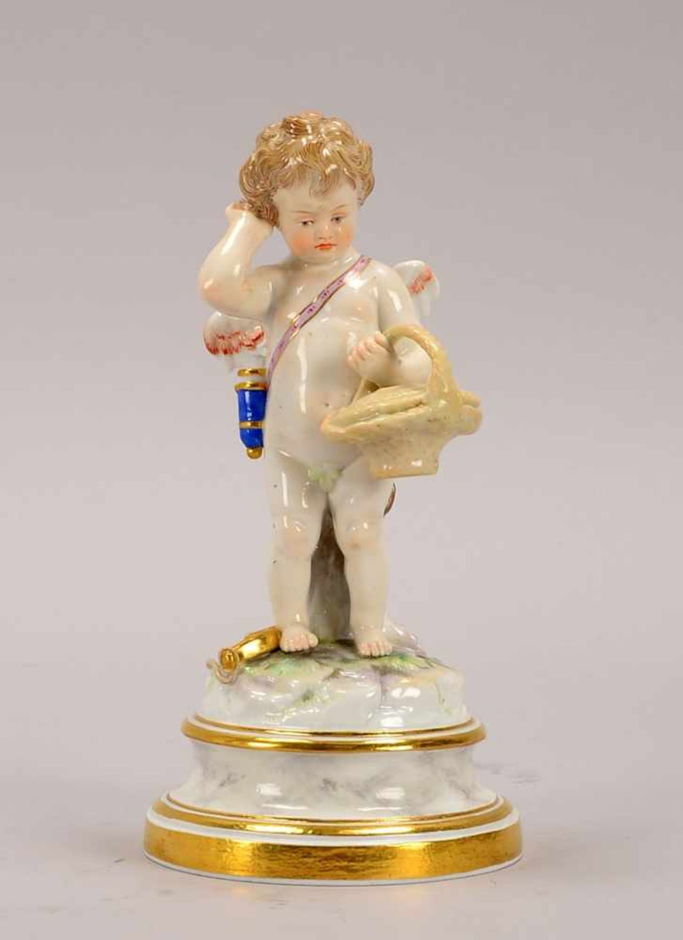 Meissen, Porzellanfigur, 'Engel mit Bogen und Korb', Schwertermarke/Knaufzeit, I. Wahl, Modell-