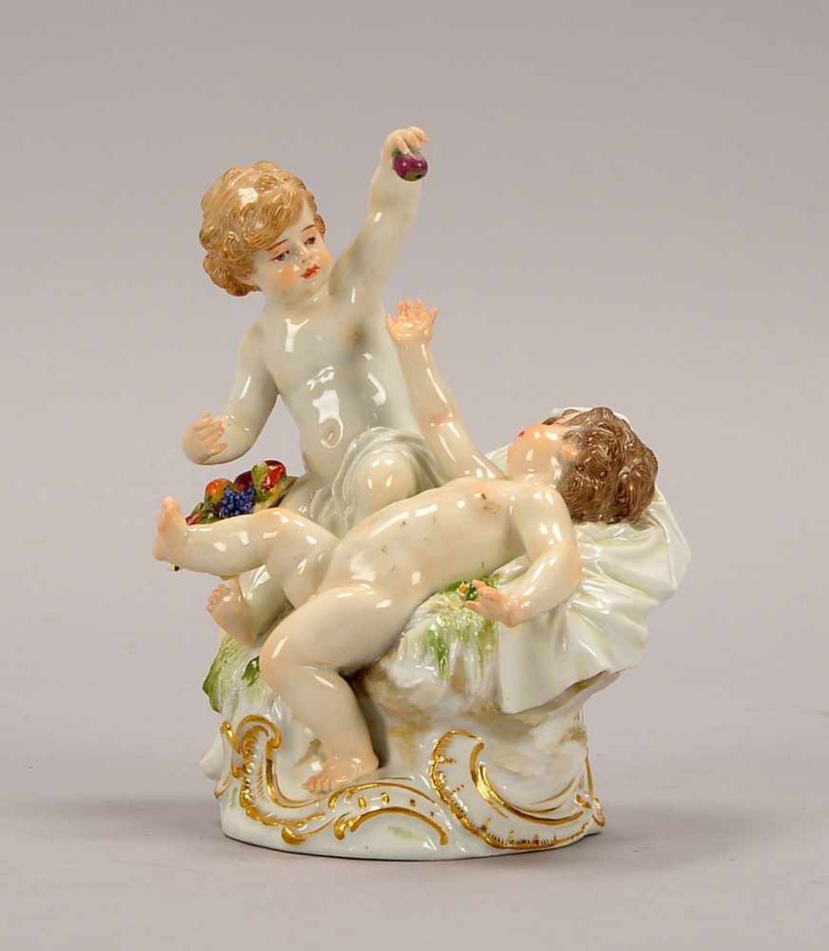 Meissen, Porzellanfigur, 'Zwei Knaben mit Obstkorb', Schwertermarke/Knaufzeit, I. Wahl; Höhe 12,5 cm