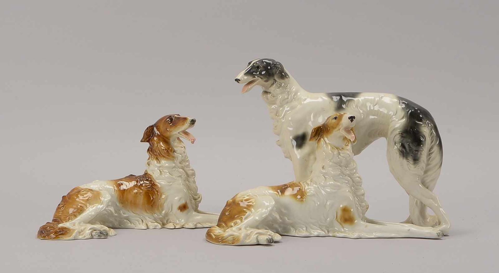 Schaubach, 2 Porzellanfiguren, 'Barsoi': 1x Figurenpaar, Modell '1090' und 1 'Barsoi' in liegender