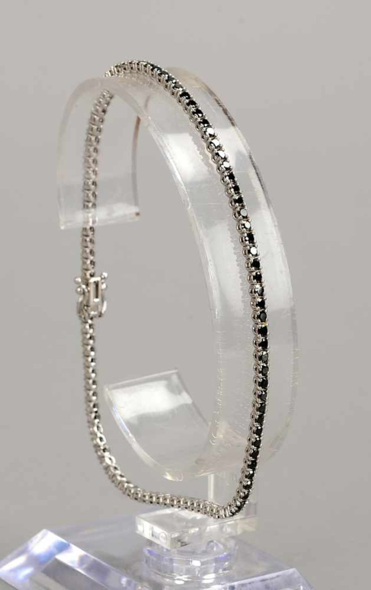 Tennisarmband, 750 WG, besetzt mit schwarzen Diamanten/zusammen 2,43 ct; Länge 20,5 cm, Gewicht 6,57