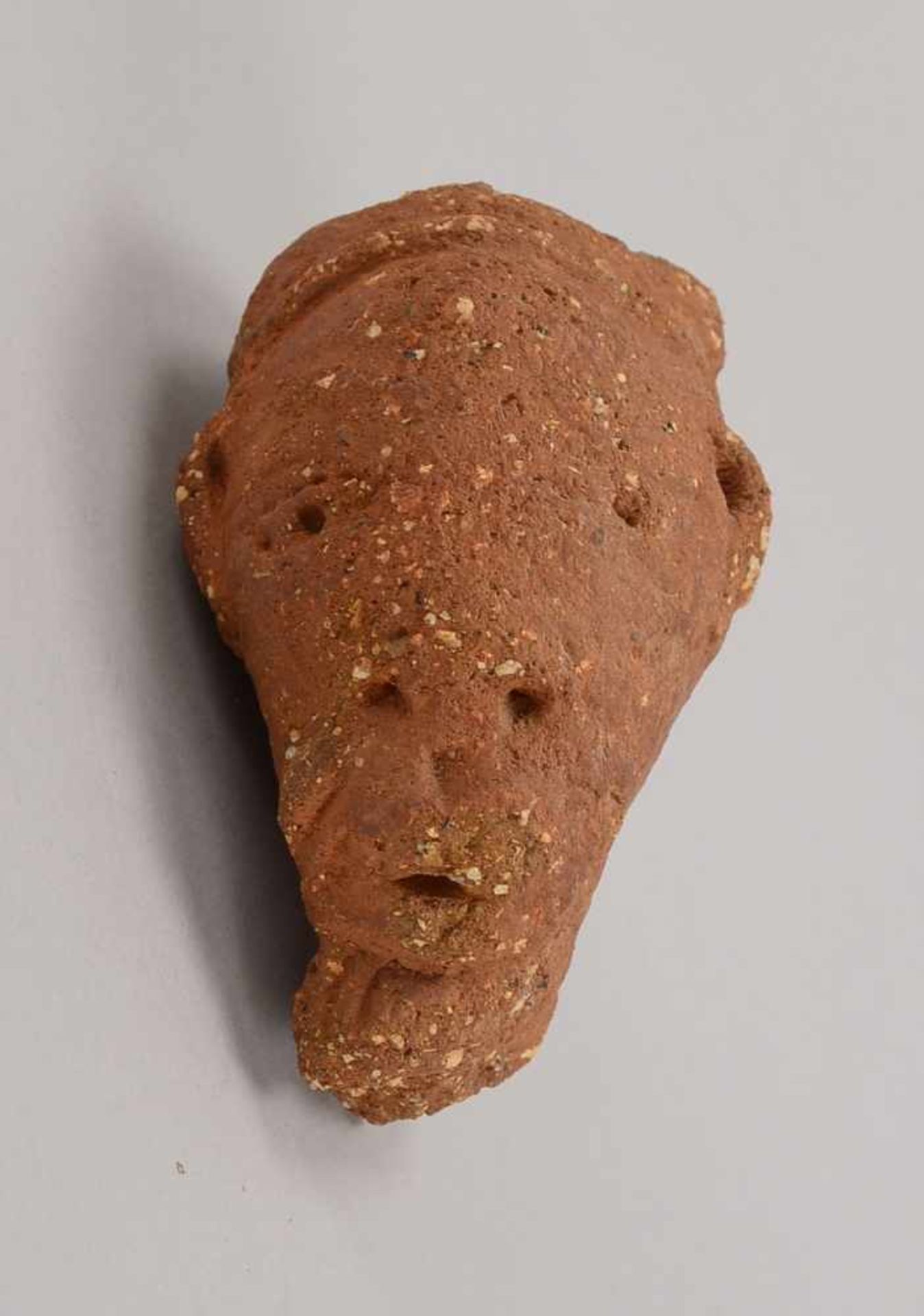 Terrakotta-Kopf (Alter vermutlich ca. 2.000 Jahre), Nok-Kultur/Nigeria; Maße 9 x 5 cm