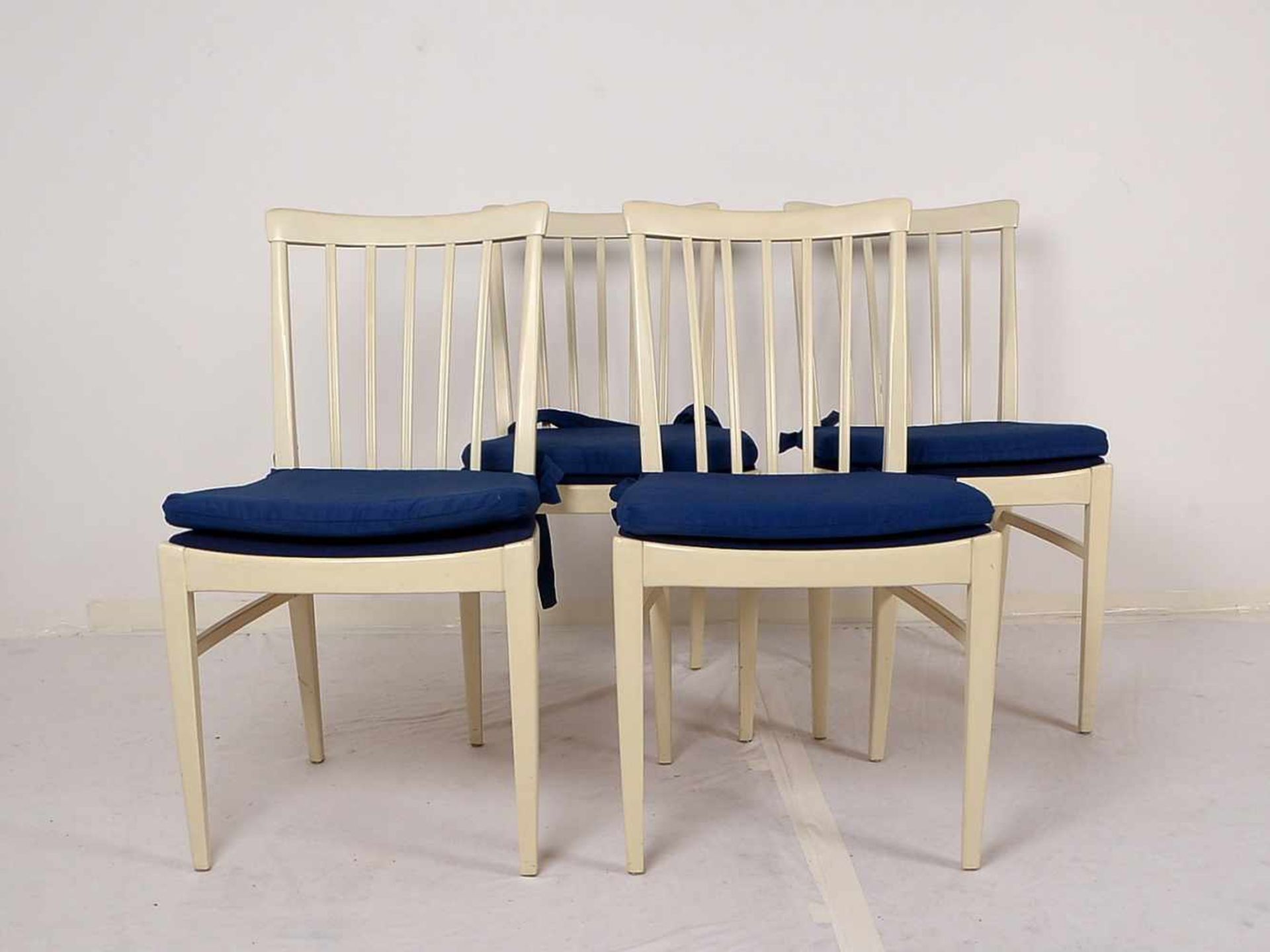 Bodafors/Schweden, Satz Stühle, creme-weiß gefasst, mit dunkelblauen Sitzpolstern, Entwurf: Carl - Bild 2 aus 2