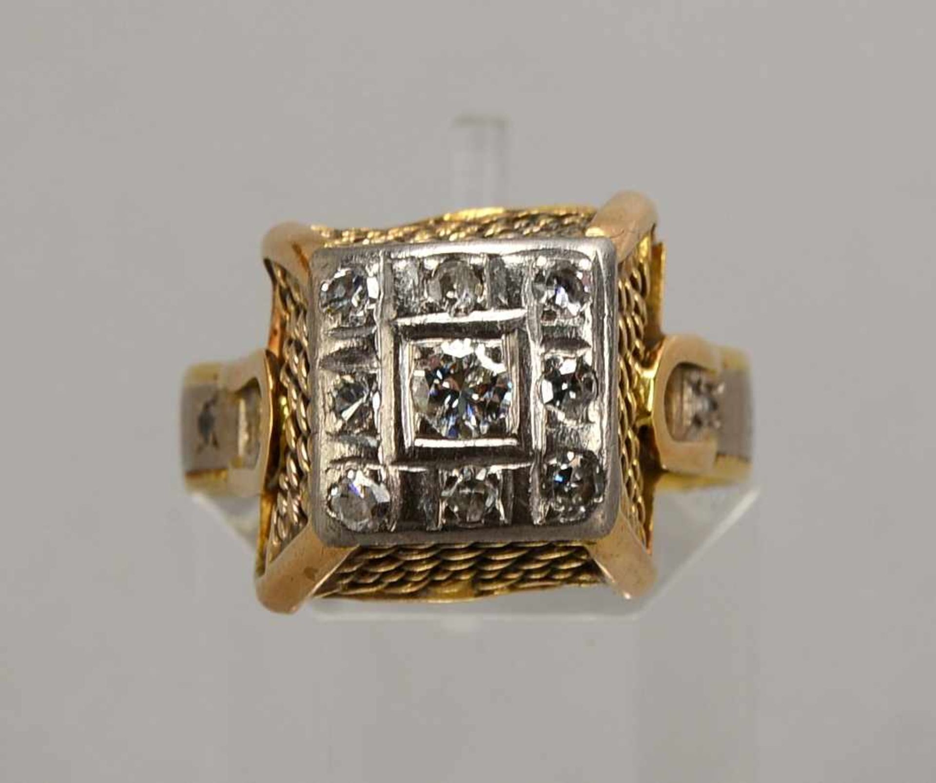 Ring, 750 GG/WG, mit Brillant von ca. 0,12 ct, und 17-fachem Diamantbesatz/zusammen ca. 0,26 ct; - Bild 2 aus 3