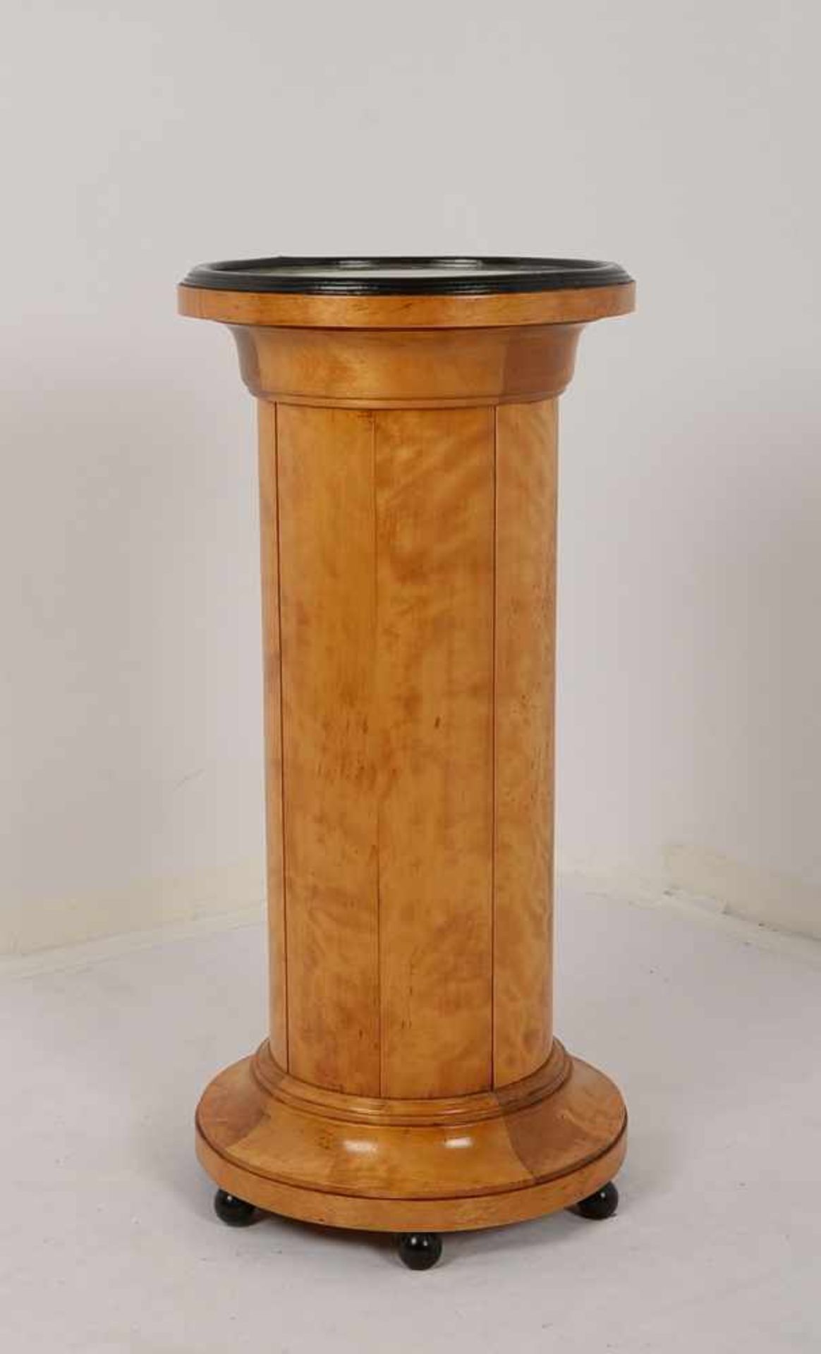 Blumensäule/Postament, Art déco, Birkenfurnier, mit aufgelegter Glasplatte; Höhe 76 cm,