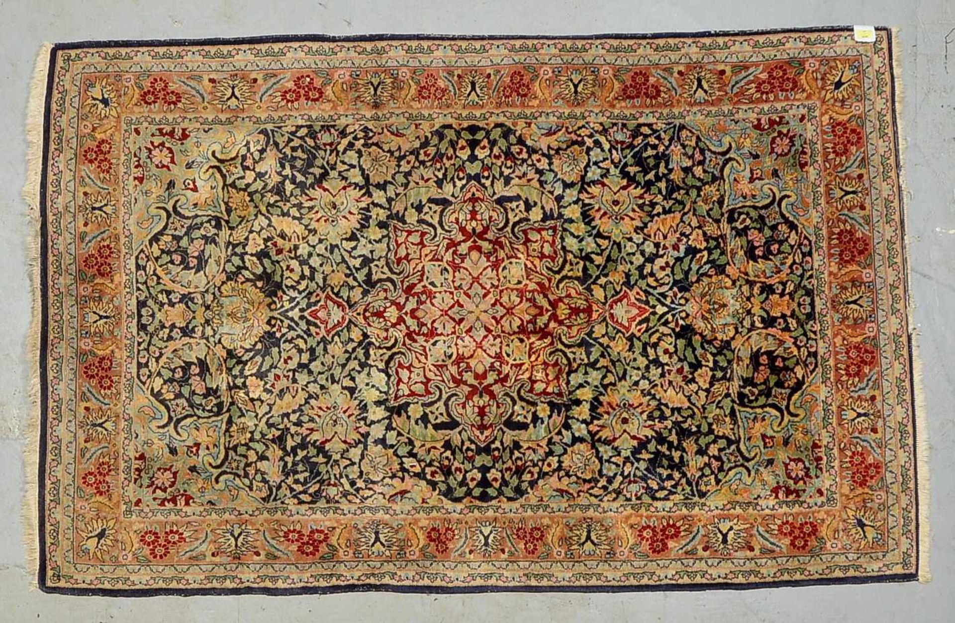 Orientbrücke, Flor in gutem Zustand; Maße 220 x 142 cm (1x Schmalseite mit leichten Fransenfehlern)