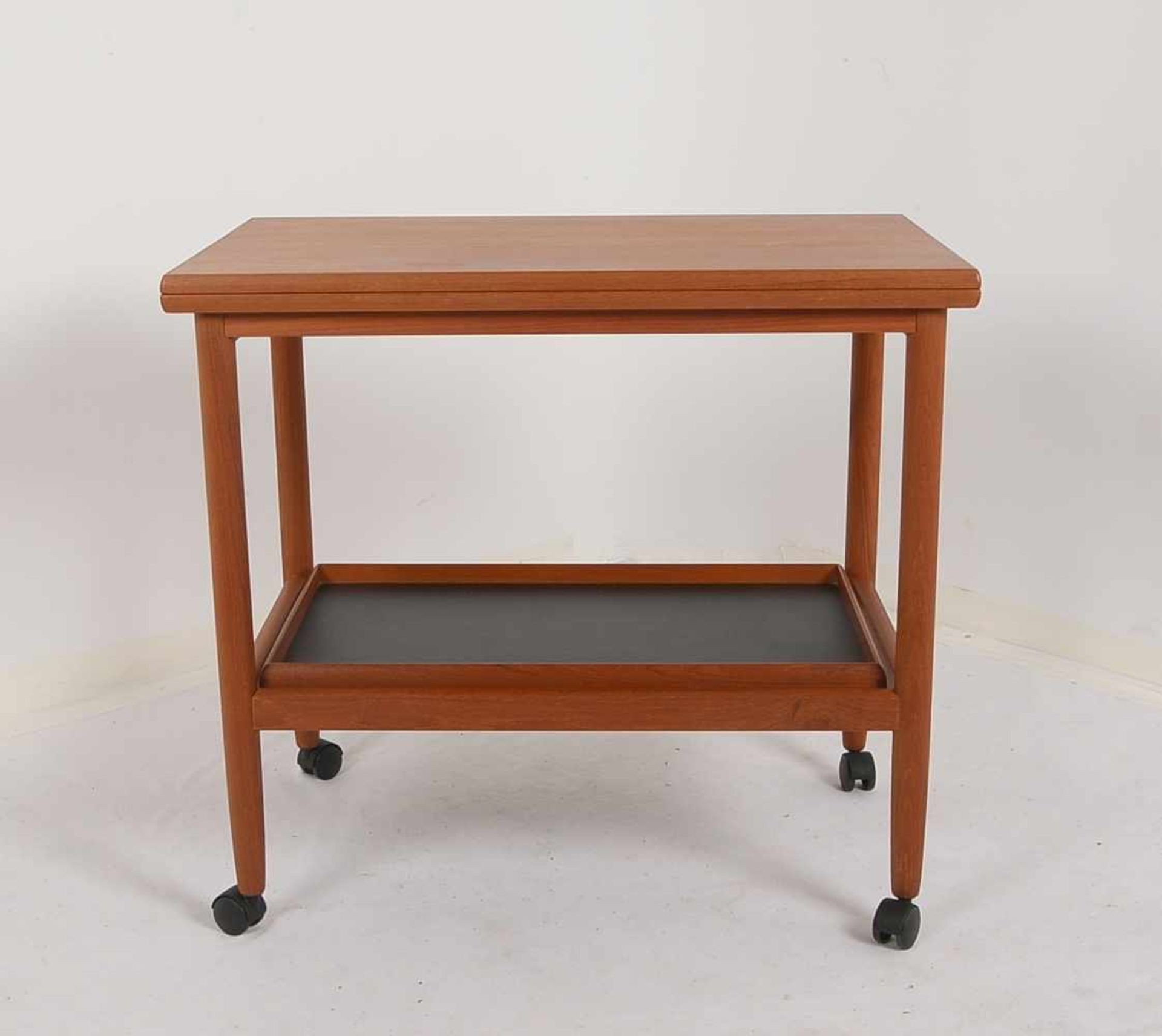 Spieltisch, Dänemark, Teak, Deckplatte ausklappbar/drehbar, untere Ebene als Tablett