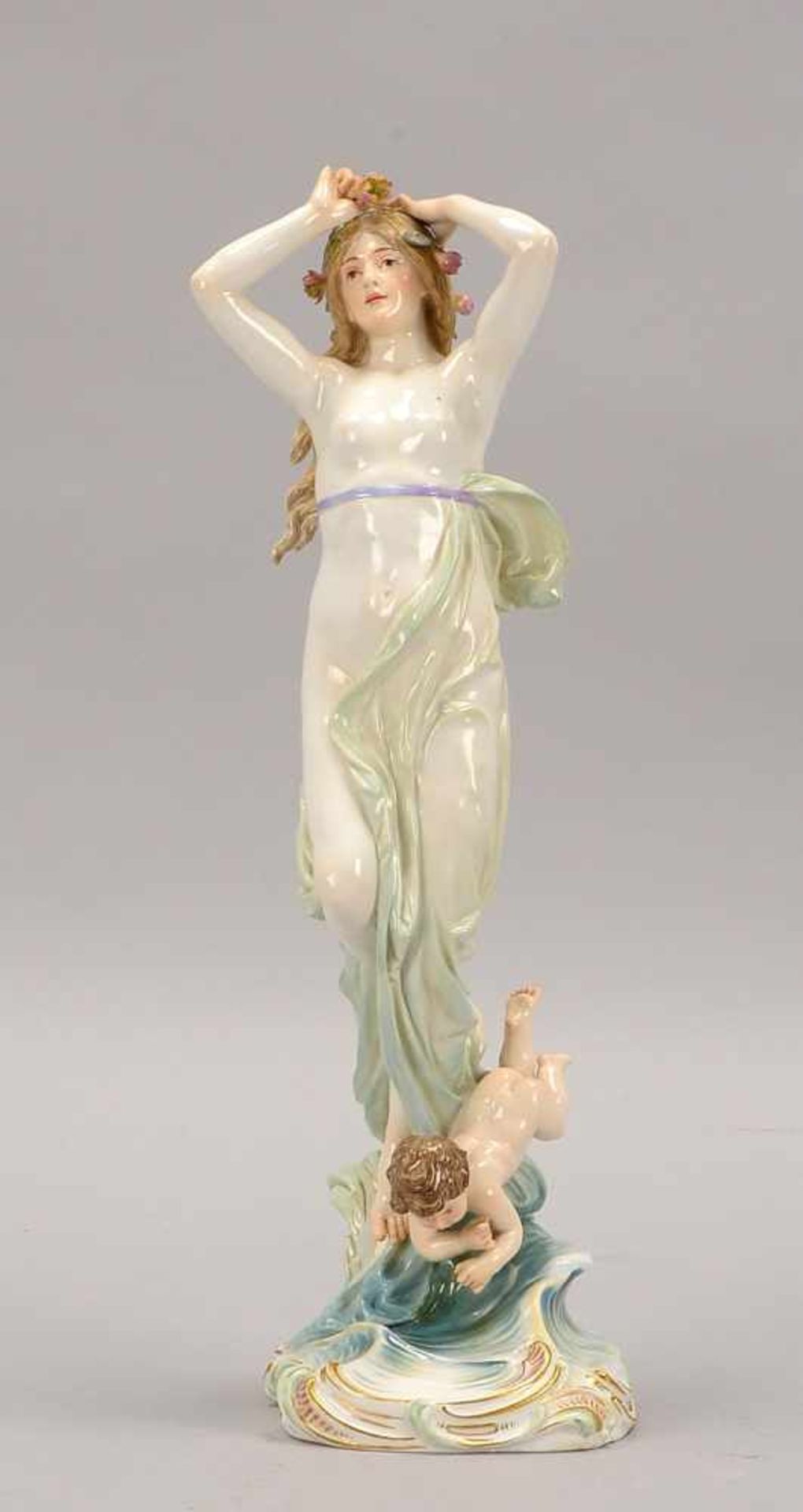 Meissen, Porzellanfigur, 'Die Geburt der Venus' (dargestellt mit Blütenkranz im Haar und Knabe zu