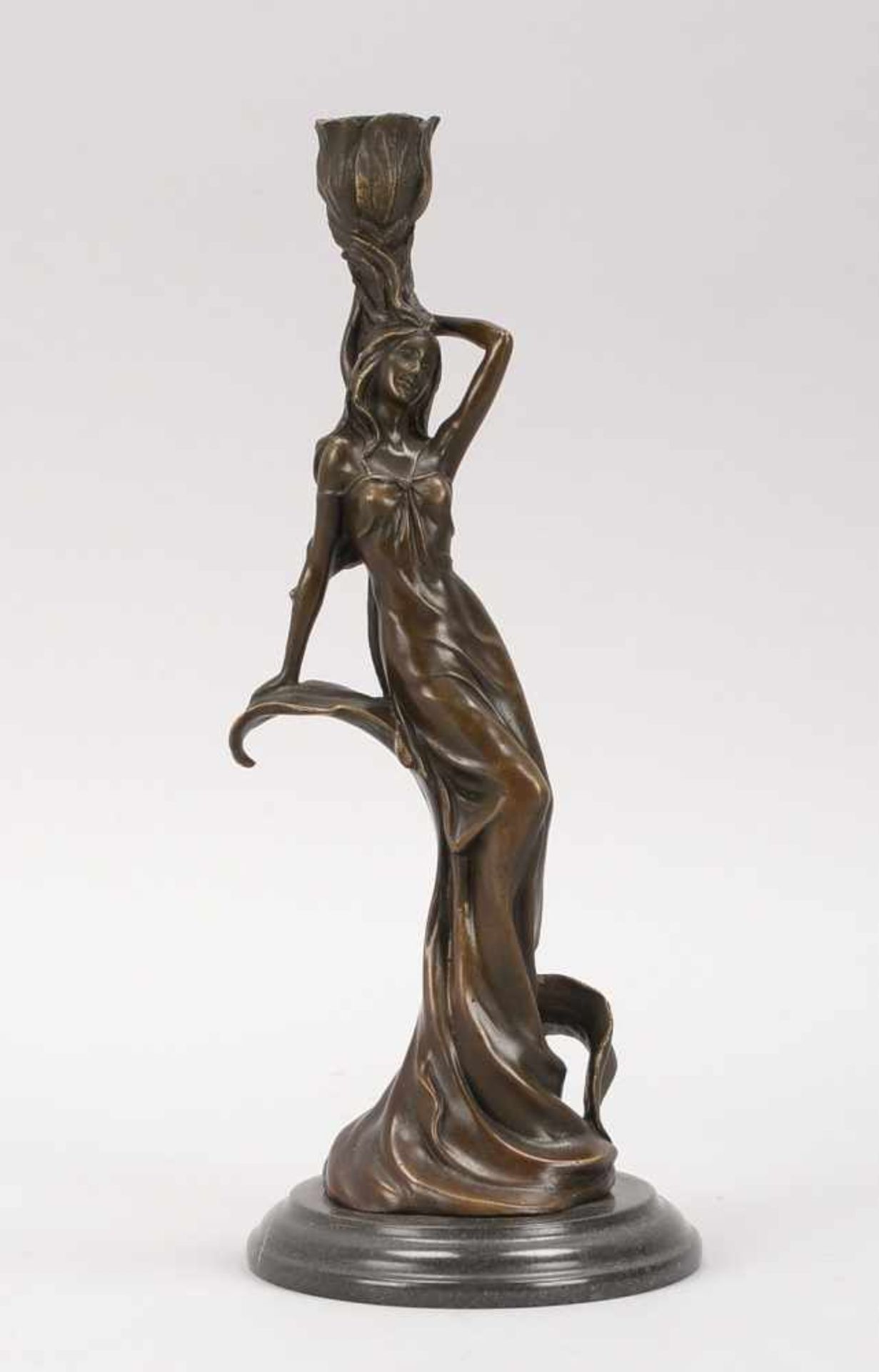 Figürlicher Kerzenleuchter/Bronzefigur, 'Grazie im Pflanzenkleid' (Figur dargestellt in fließendem