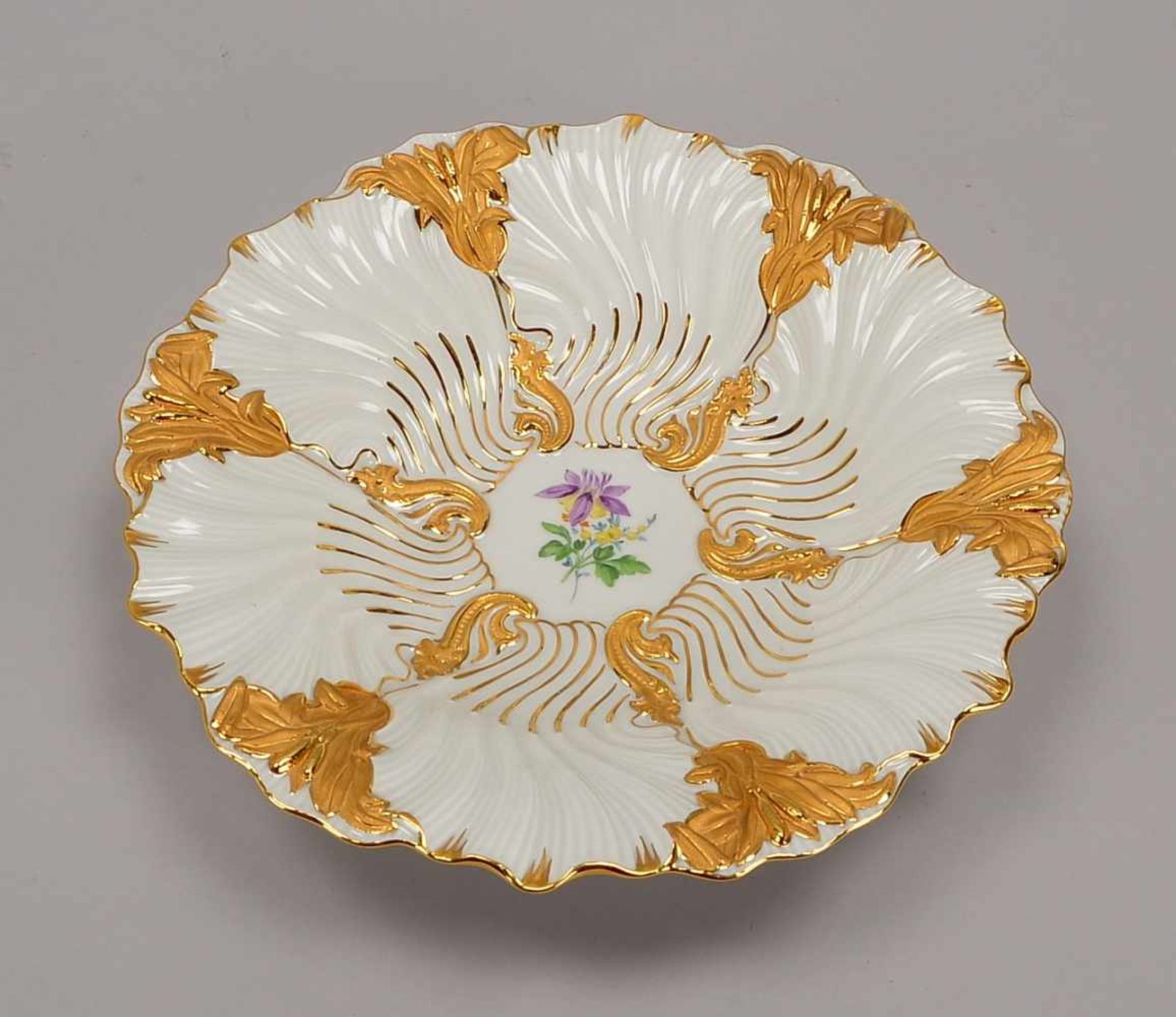 Meissen, Porzellan-Prunkschale, Schwertermarke, 2-gestrichen, mittig mit Blumenmotiv/mit reicher