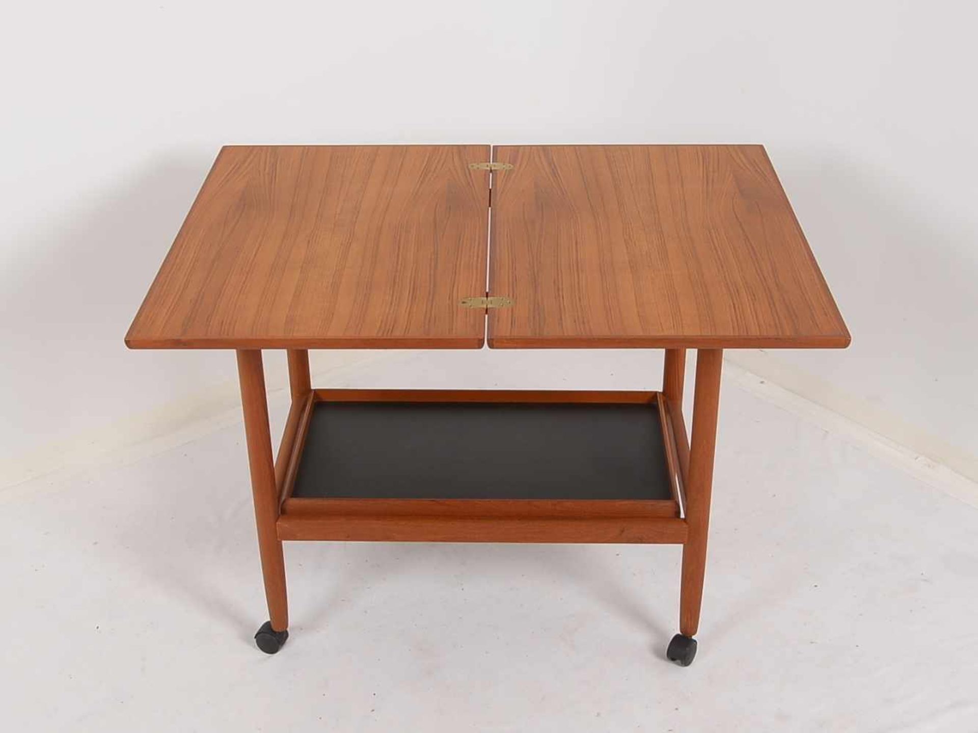 Spieltisch, Dänemark, Teak, Deckplatte ausklappbar/drehbar, untere Ebene als Tablett - Bild 2 aus 3