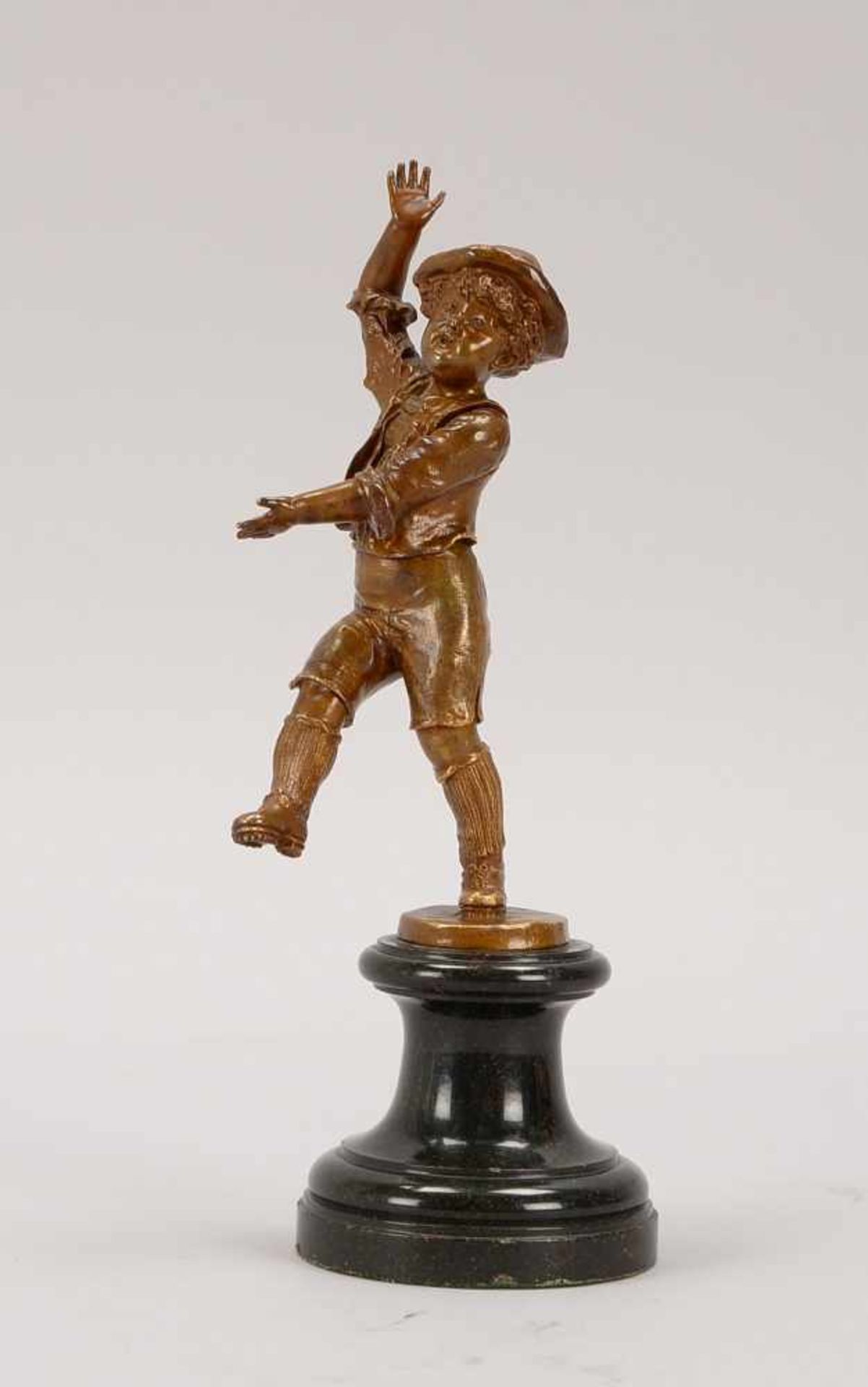 Iffland, Franz (1862 - 1935), Bronzeskulptur, 'Tanzender Knabe', Figur auf Marmorsockel; Höhe 23 cm