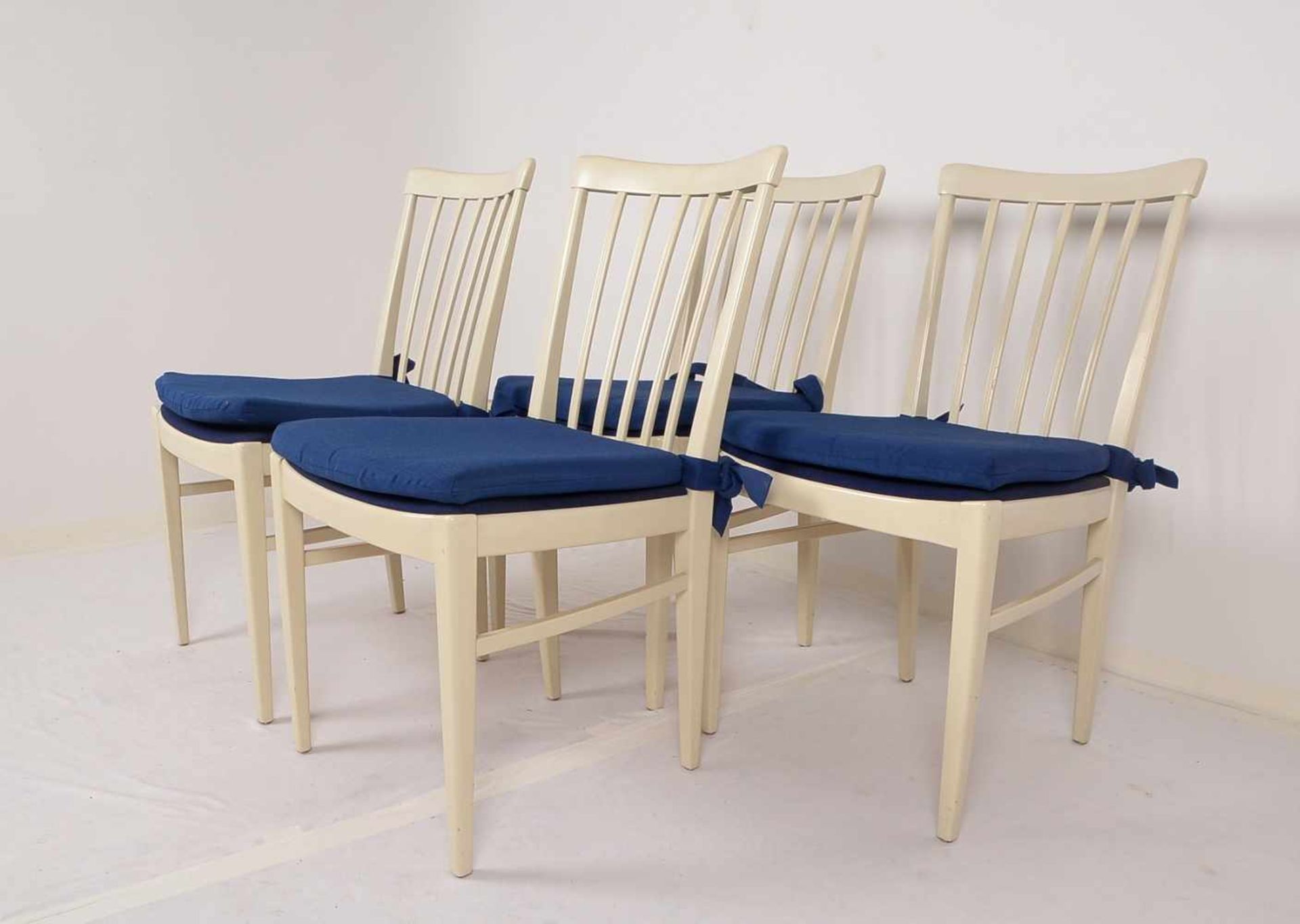 Bodafors/Schweden, Satz Stühle, creme-weiß gefasst, mit dunkelblauen Sitzpolstern, Entwurf: Carl