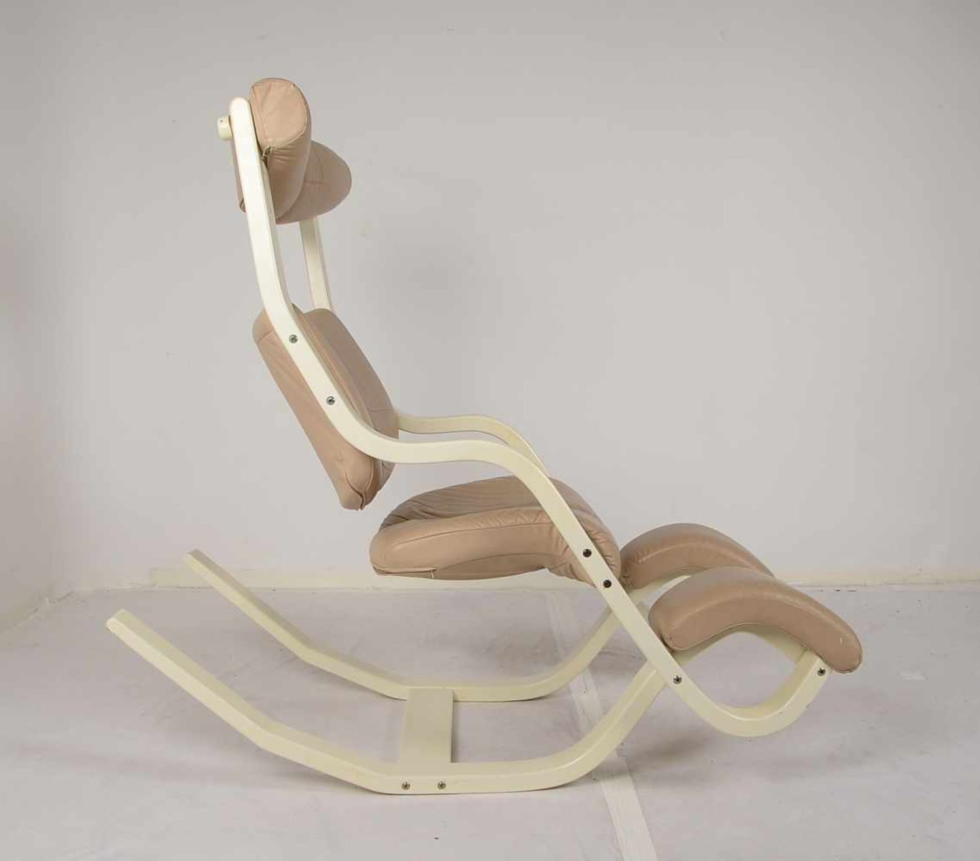 Relax-Chair, beigefarbenes Leder, Massivholz-Gestell mit cremefarbenem Schleiflack, Kufengestell 4- - Bild 2 aus 2