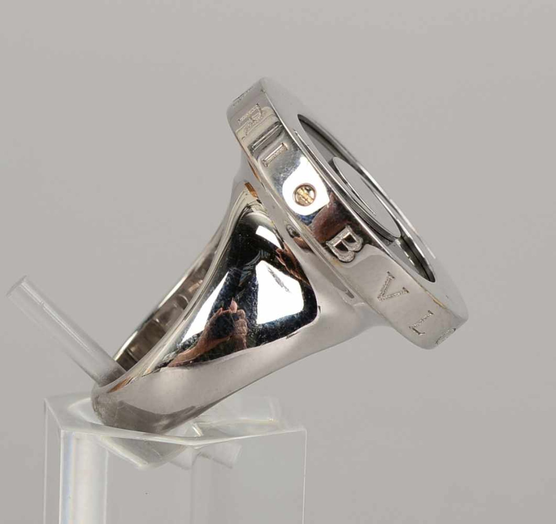 Bulgari-Ring, 750 WG, Ringkopf drehbar, mit gefasster Onyxplatte, seitlich mit graviertem ' - Bild 3 aus 3