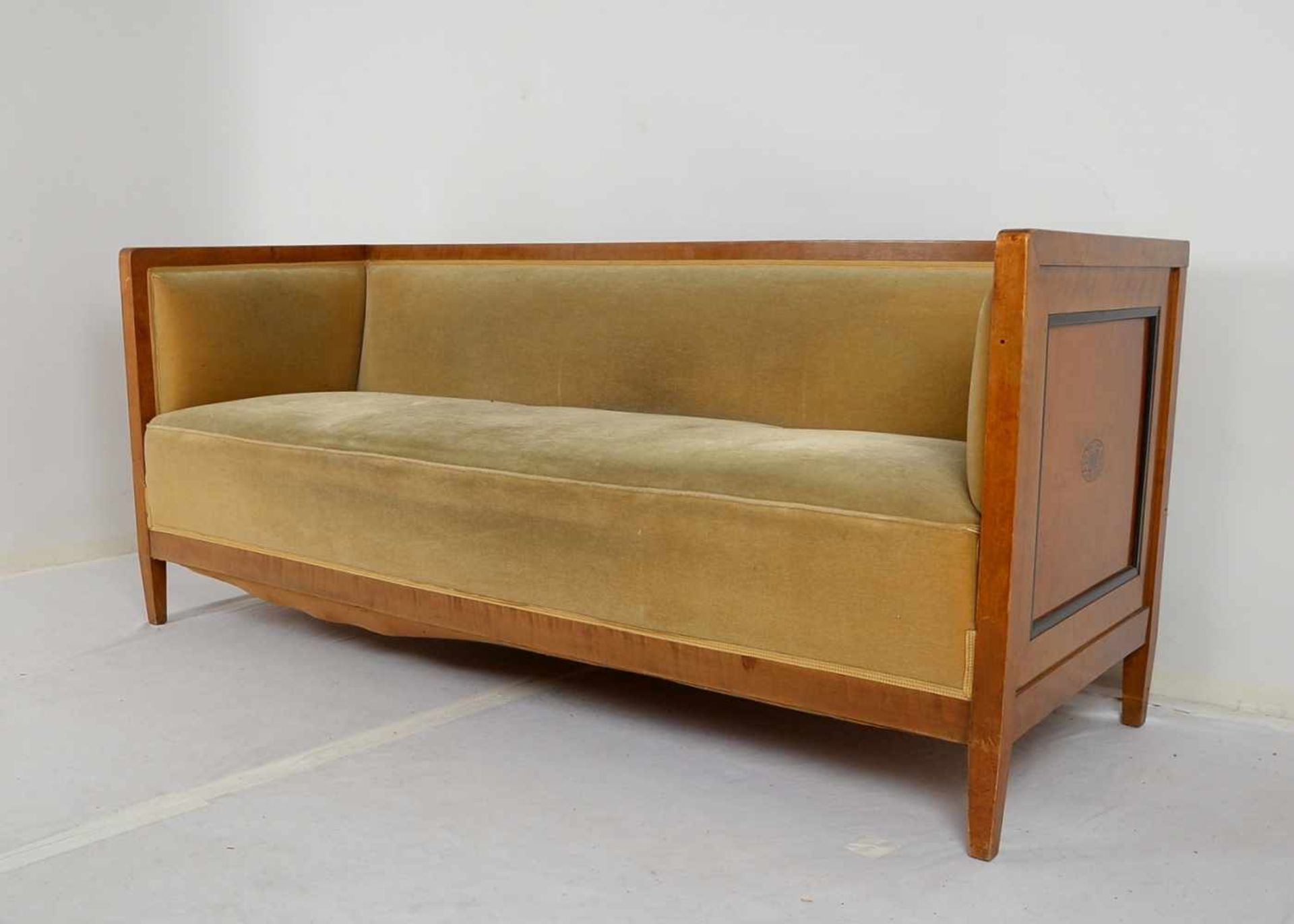 Sofa/Zweisitzer, Art déco (vermutlich Wien), Birkenfurnier, gepolsterter Samtbezug; Maße 80 x 188