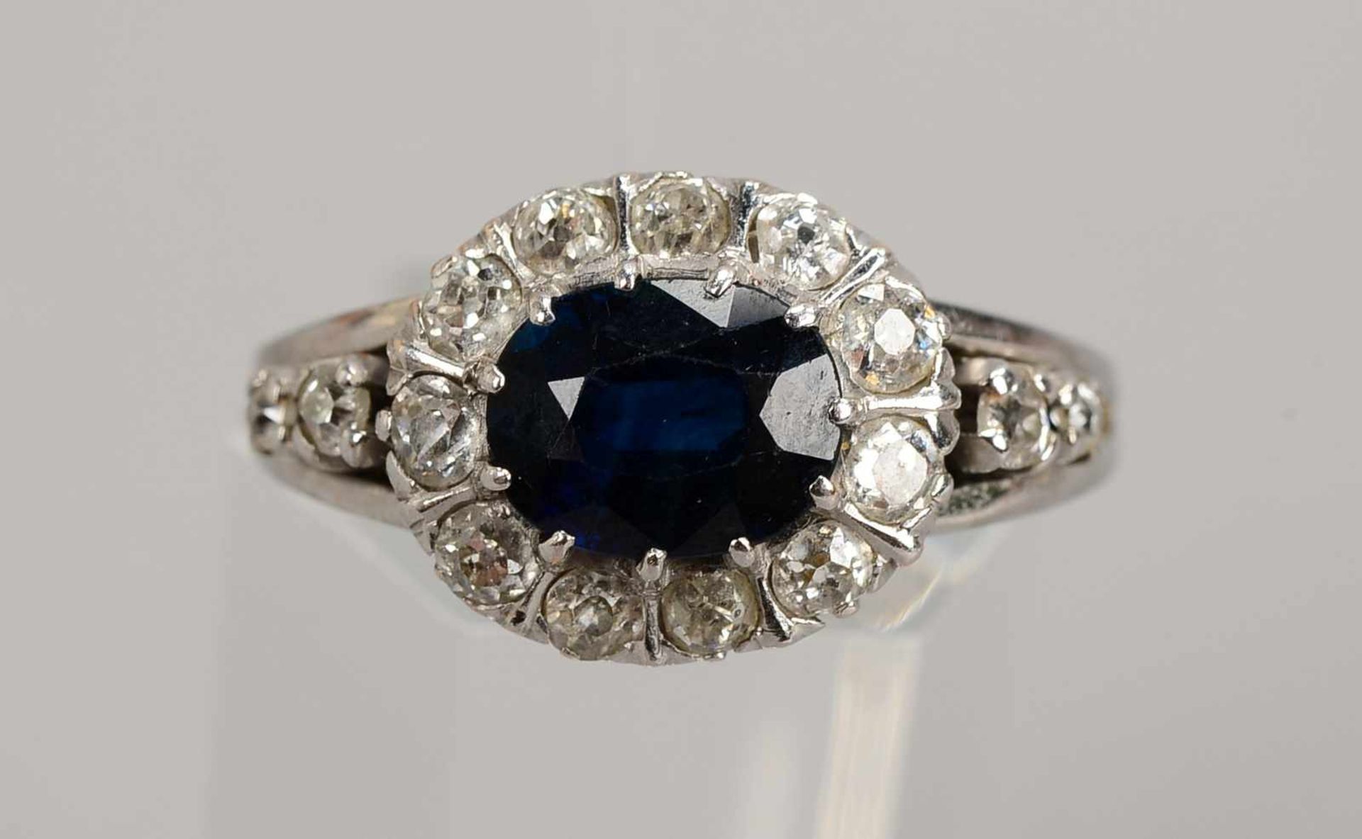 Ring, 585 WG, besetzt mit Saphir und 16x Altschliff-Diamanten/zusammen ca. 0,32 ct; RG 60, Gewicht - Bild 2 aus 2