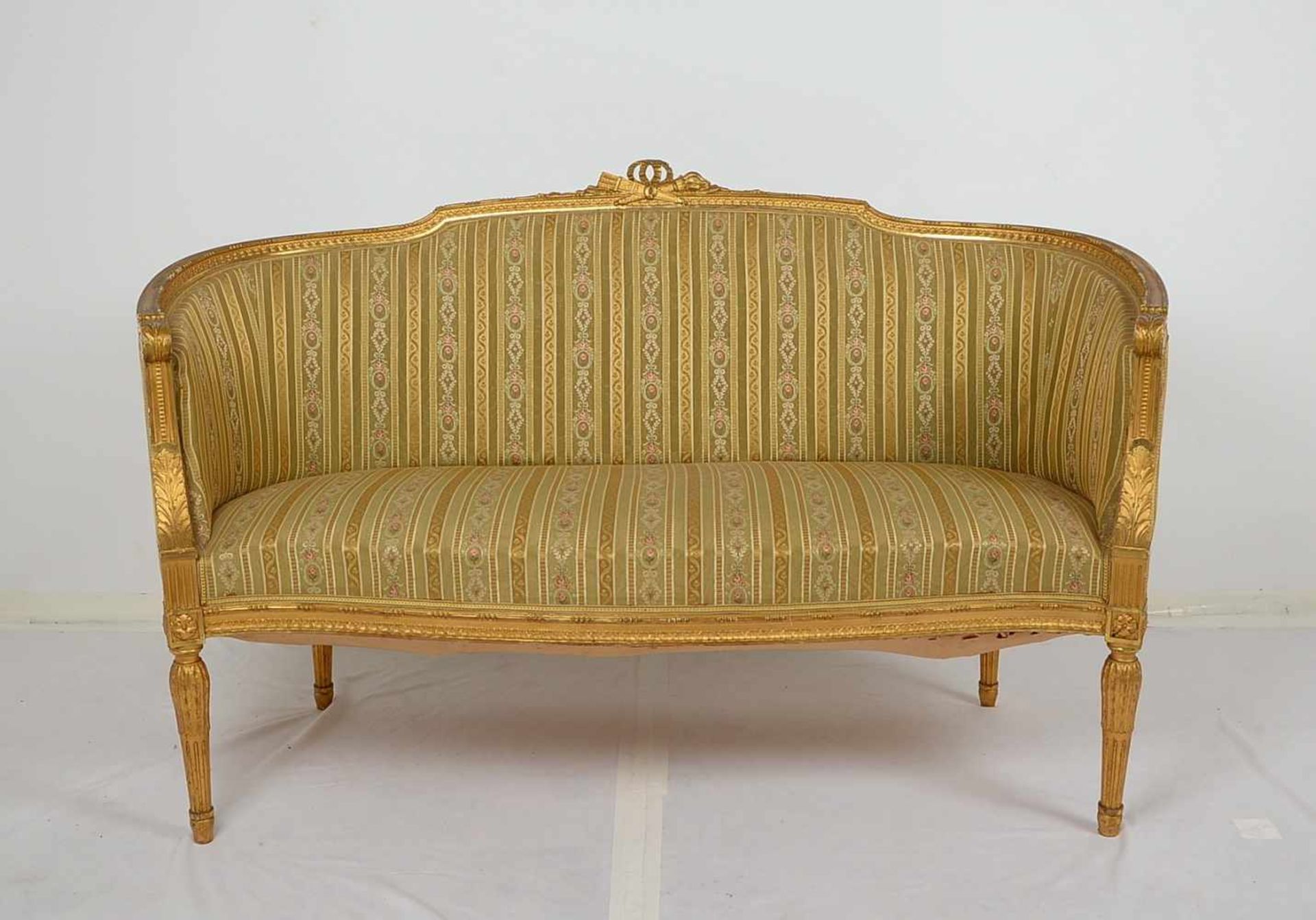Zweisitzer-Sofa, Louis Seize-Stil, vergoldeter Holzrahmen mit gestreiftem Stoffbezug, Korpus auf