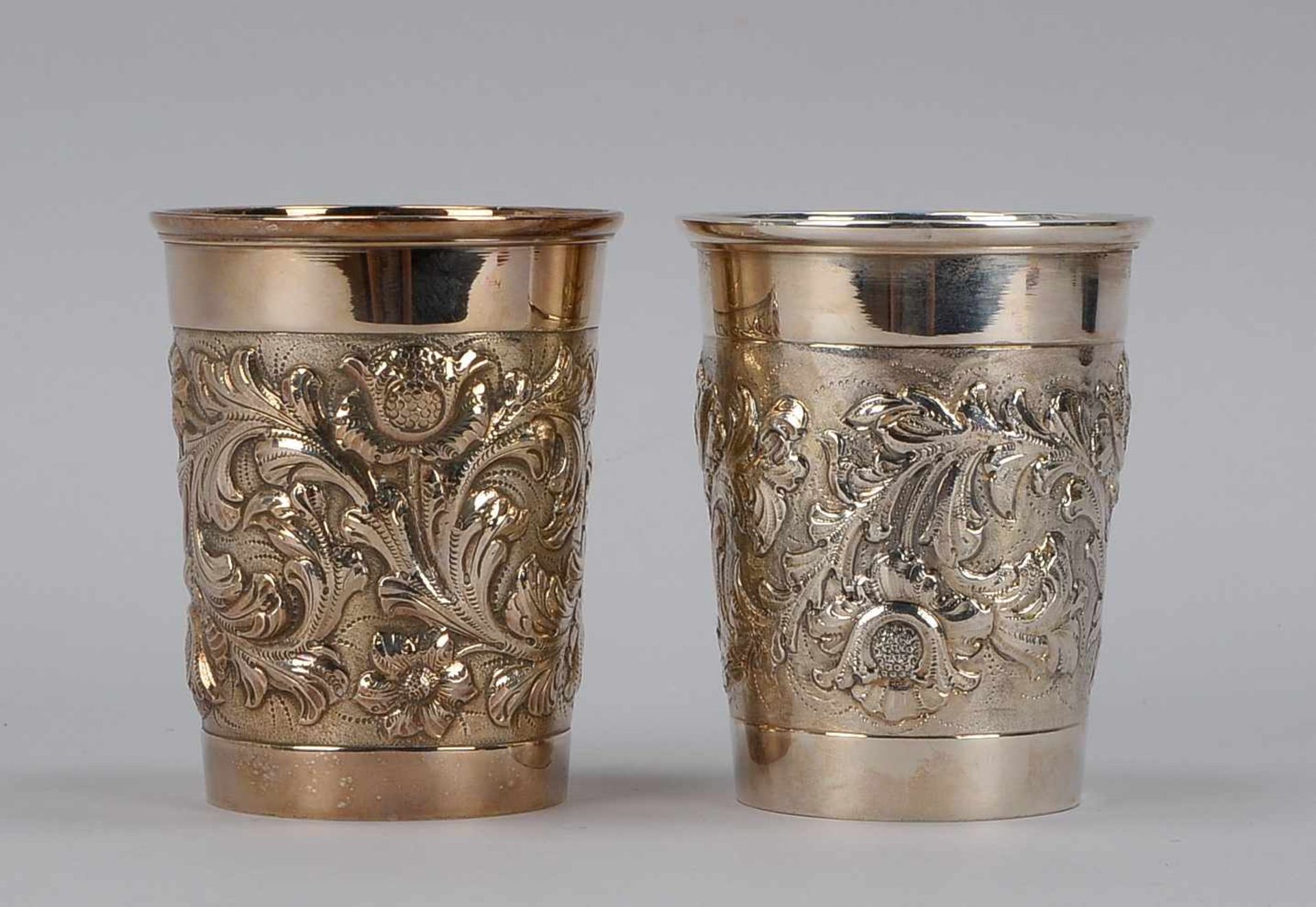 Paar Becher, Dänemark, 925 Sterling-Silber, Wandung umlaufend mit floralem/vegetabilem Dekor; Höhe