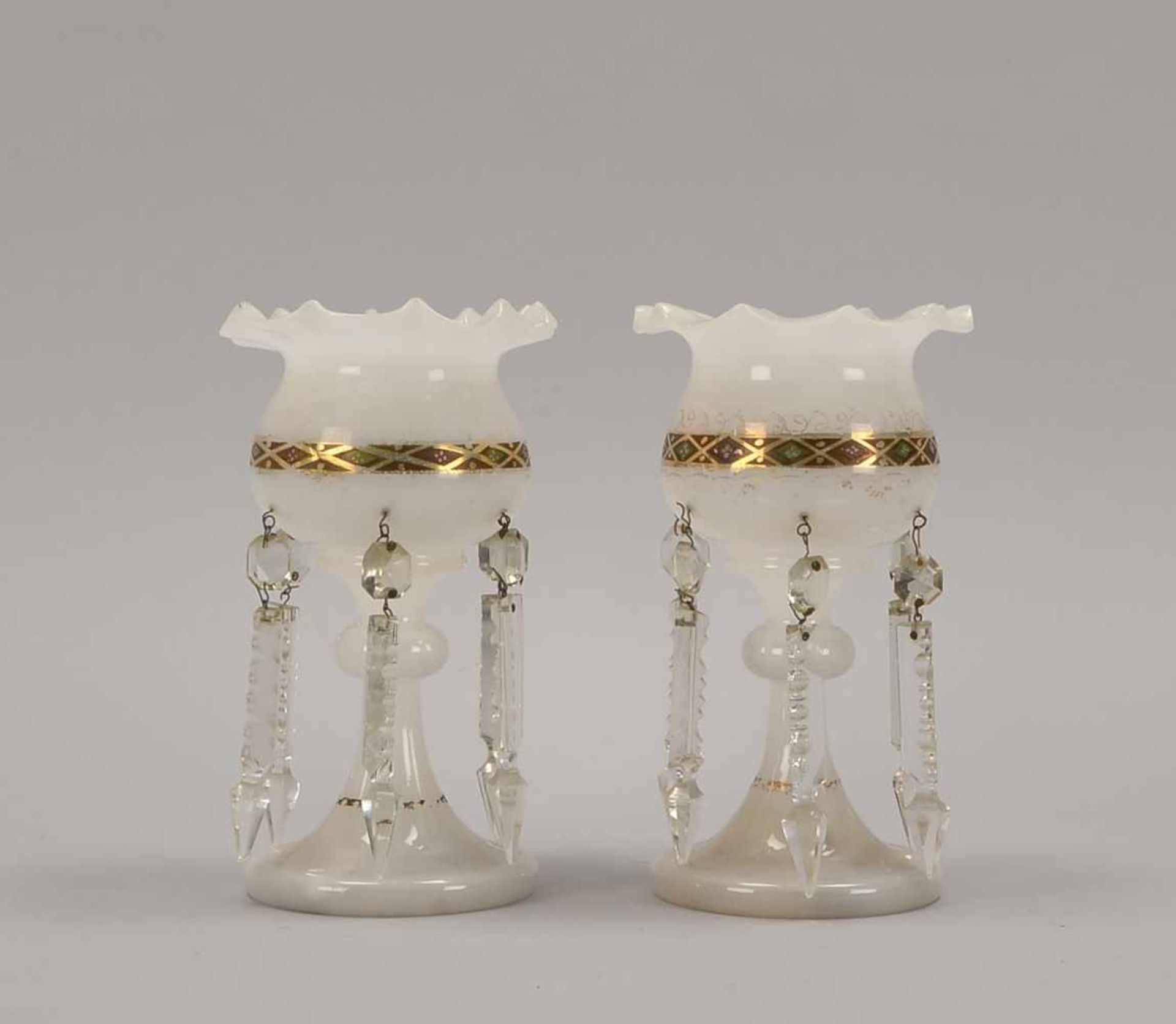 Paar Beisteller, Opalglas, mit Kristallbehang; Höhe 20 cm (1x Behang-Element fehlend)
