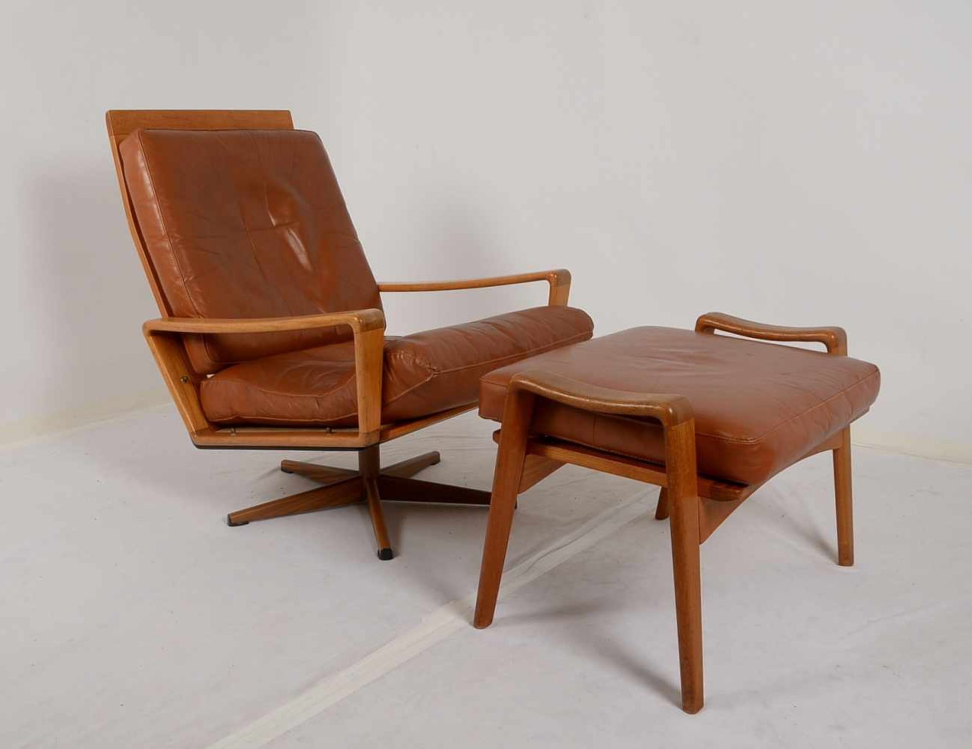 Komfort/Dänemark, Sessel mit Fußhocker, Teakholz und cognacbraunes Leder, 'Made in Denmark', - Bild 2 aus 2