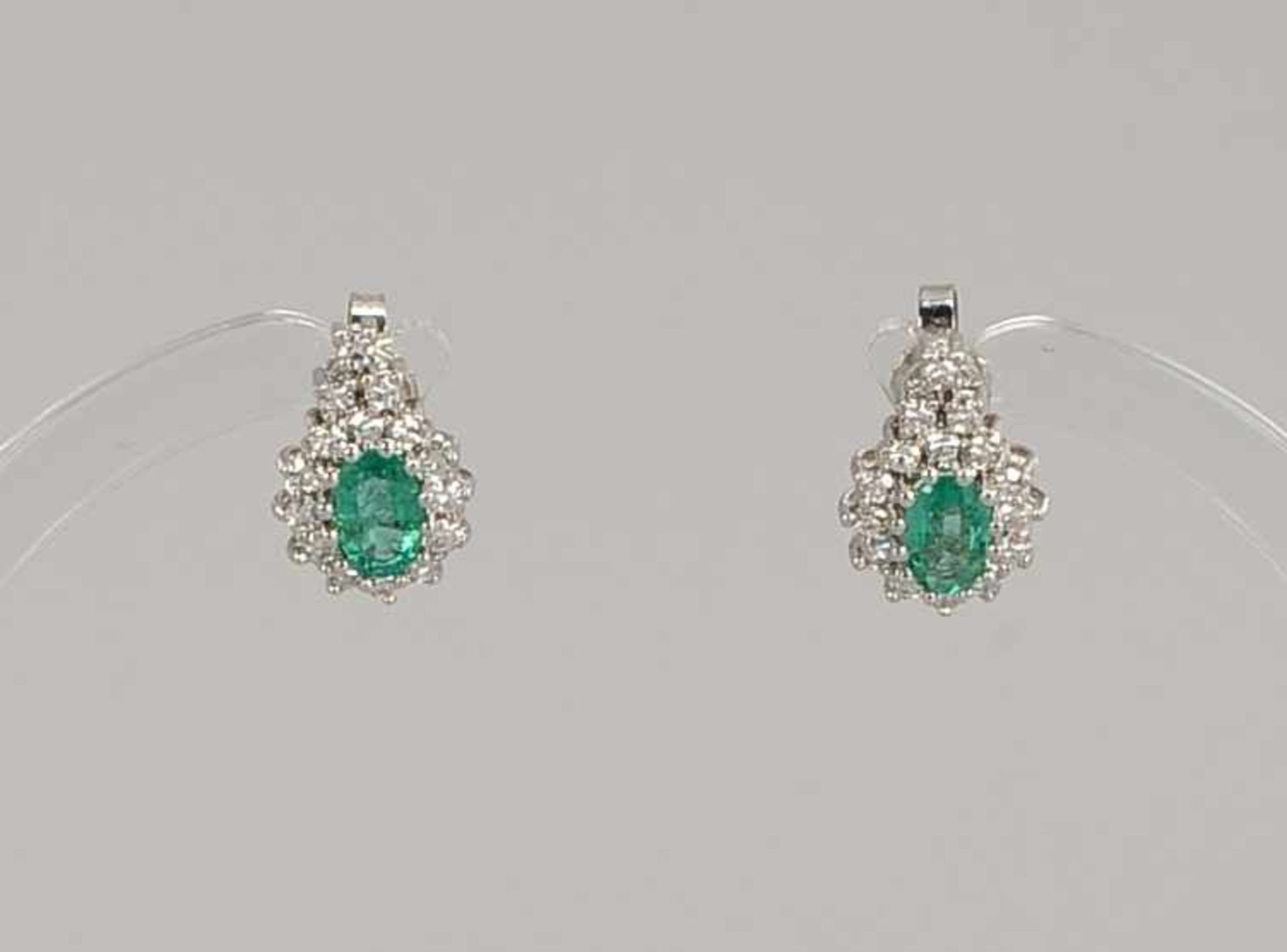 Schmuckset, 585 WG, mit Smaragden/jeweils mit Entourage aus Diamanten: Paar Ohrstecker, Smaragde von - Bild 2 aus 2