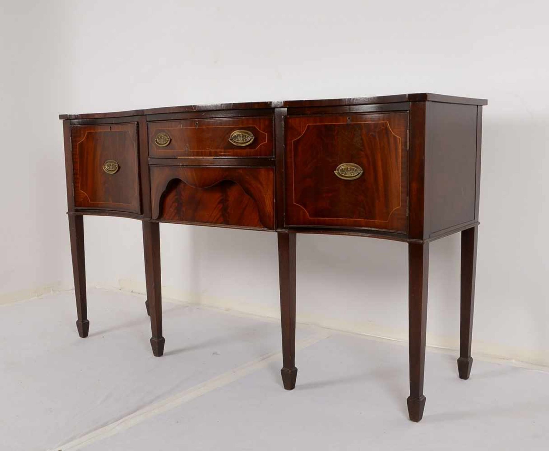 Sideboard, England, Mahagoni, konkave/konvexe Front, 4-schübige Zarge auf 6x Spitzfüßen, mit