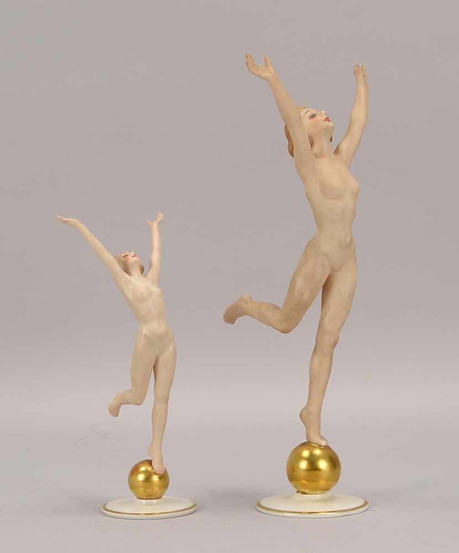 Hutschenreuther/Kunstabteilung, 2 Porzellanfiguren 'Sonnenkind' (weibliche Akte auf Goldkugel - Image 2 of 3