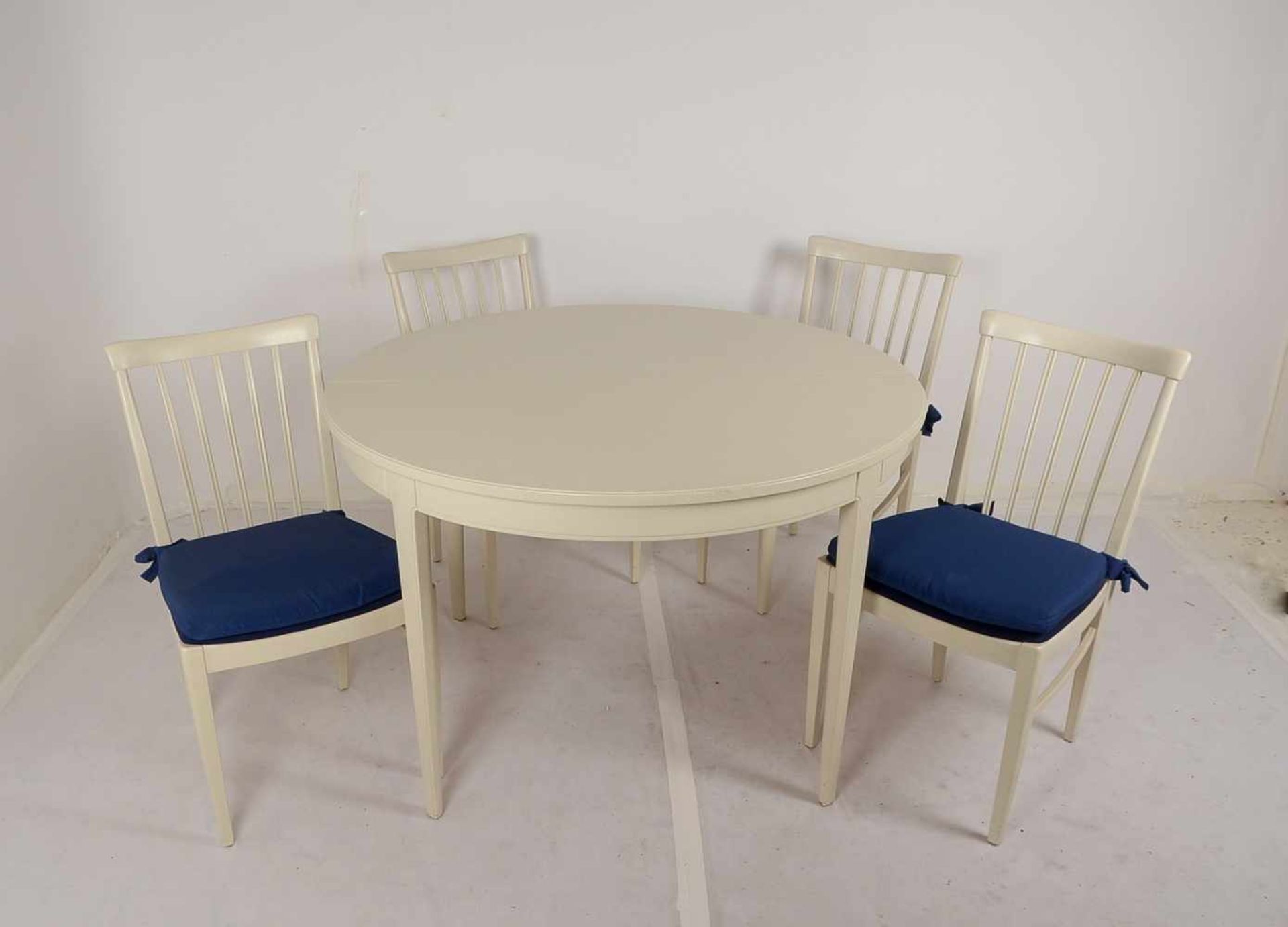 Bodafors/Schweden, Tisch und 4 Stühle, creme-weiß gefasst, Entwurf: Carl Malmsten, Tisch