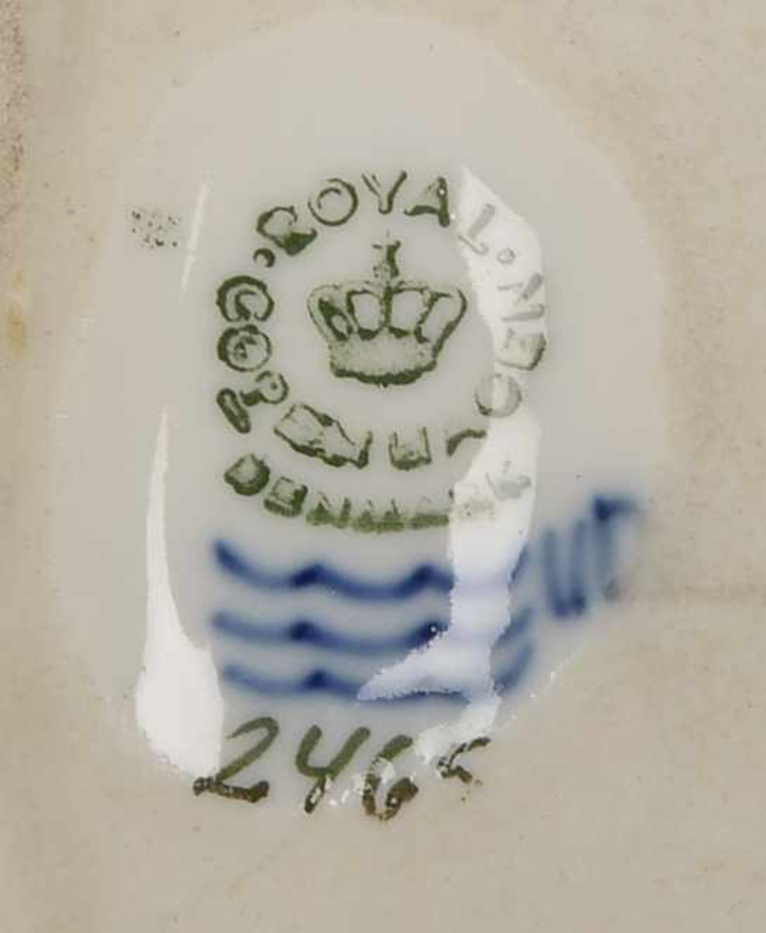 Royal Copenhagen, 2 Porzellanschalen, jeweils am Rand mit halbplastischer Krabbenfigur, Korpus in - Bild 3 aus 3