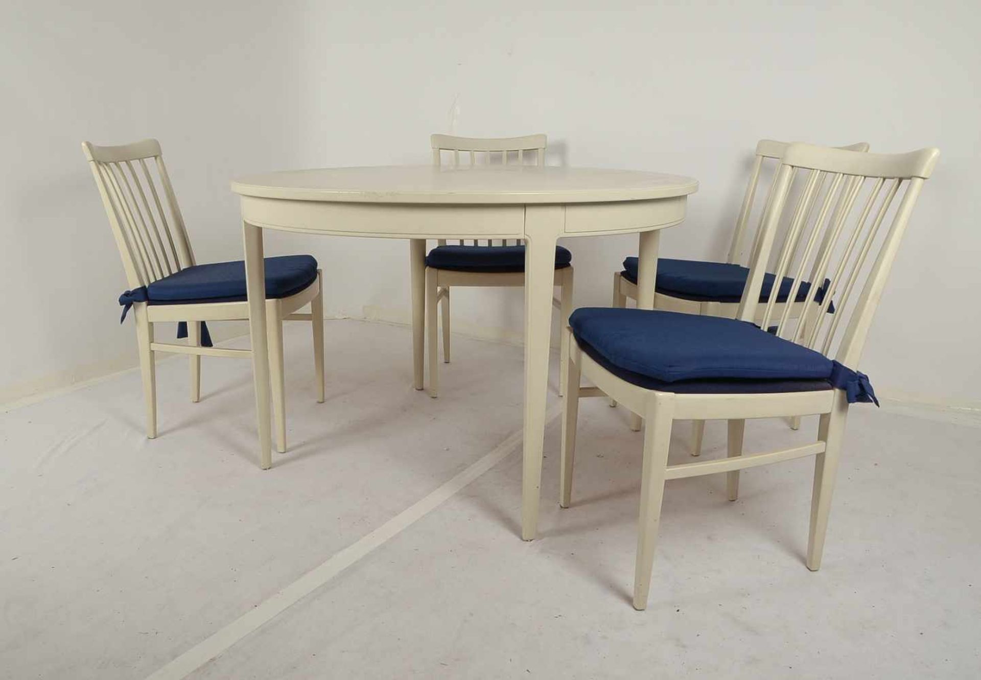 Bodafors/Schweden, Tisch und 4 Stühle, creme-weiß gefasst, Entwurf: Carl Malmsten, Tisch - Bild 2 aus 2
