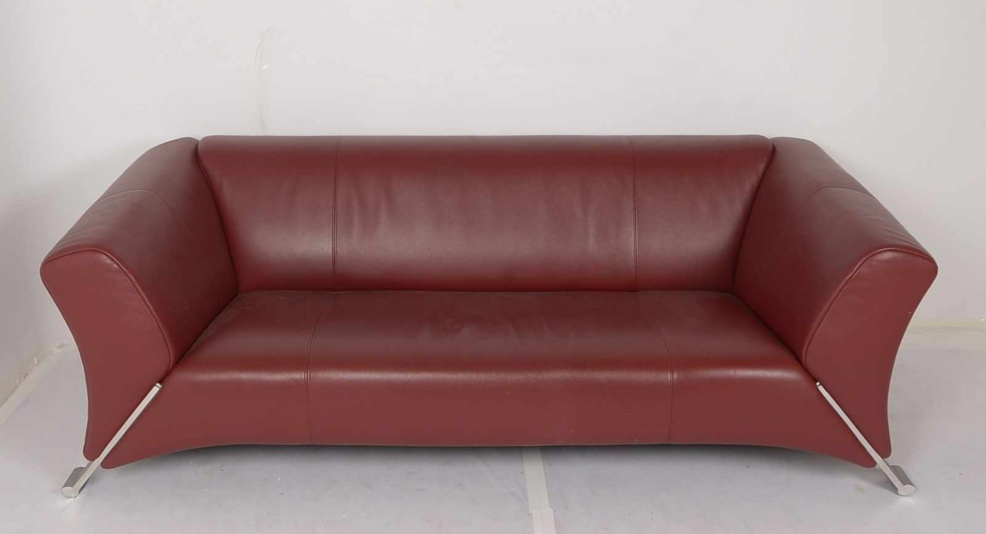 Rolf Benz, Designer-Sofa/Dreisitzer, Modell '322', Bezug weinrotes Echtleder, Korpus auf Chromfüßen, - Bild 2 aus 4