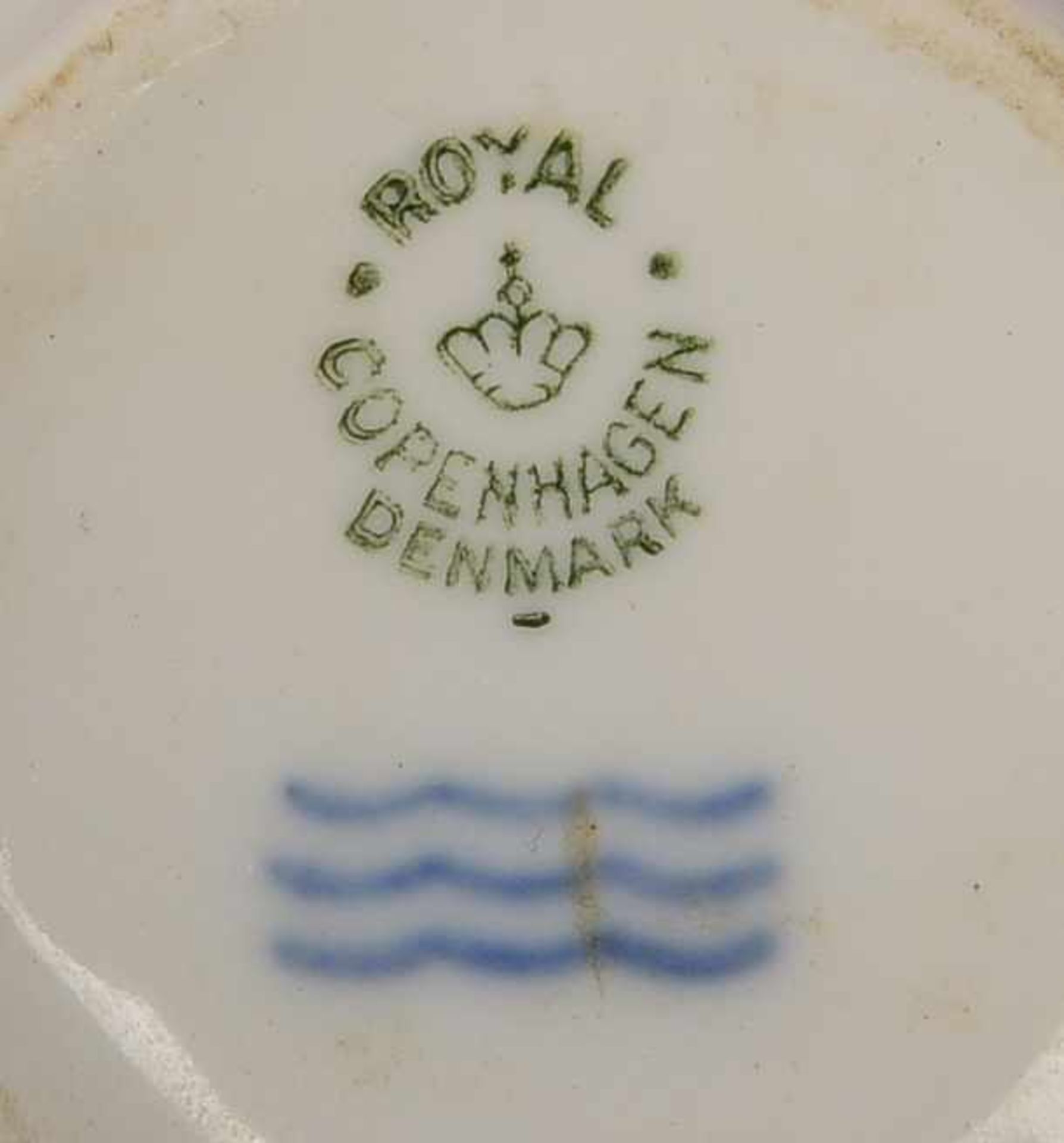 Royal Copenhagen, Satz Kaffeetassen mit Untertassen (1950), polychromes Dekor, mit Innenvergoldung - Bild 2 aus 2