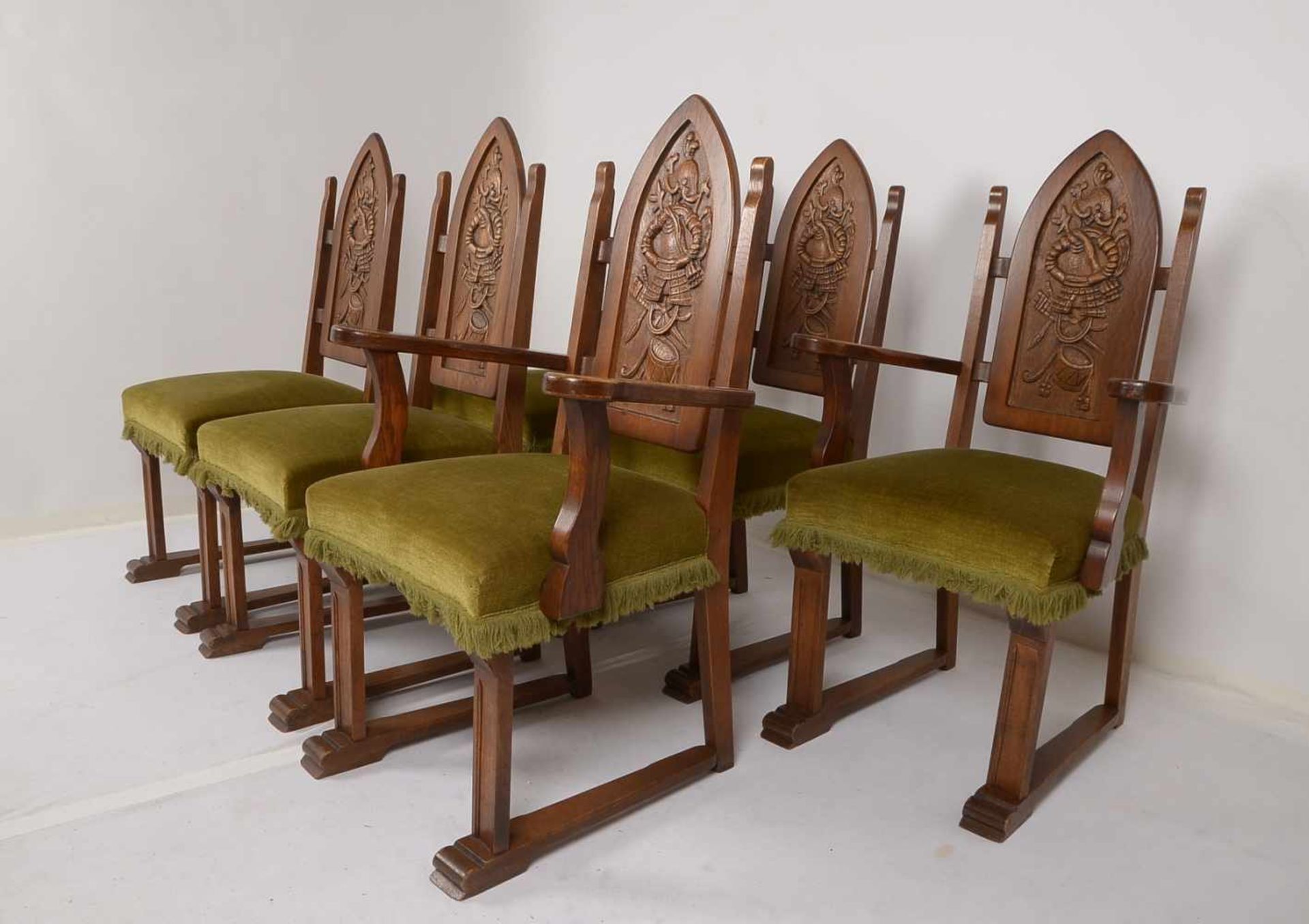Satz Esszimmerstühle, Eiche, Rückenlehne mit Schnitzerei ('Ritterrüstung'), mit grünem Stoffbezug, 6 - Bild 3 aus 3