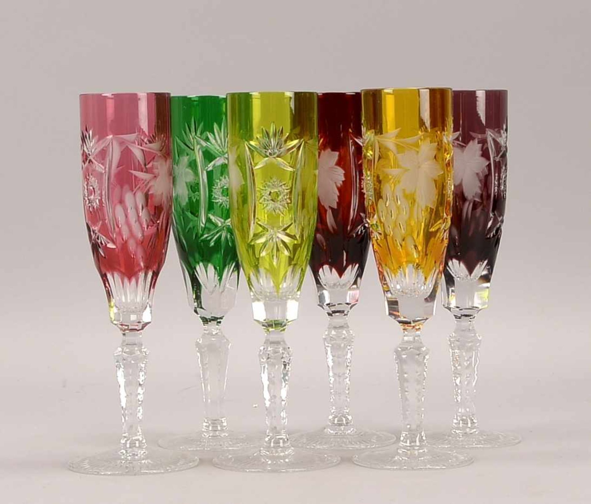 Satz Römer-Sektflöten, farbloses Kristallglas mit farbigem Überfang, mit Kerbschliff-/