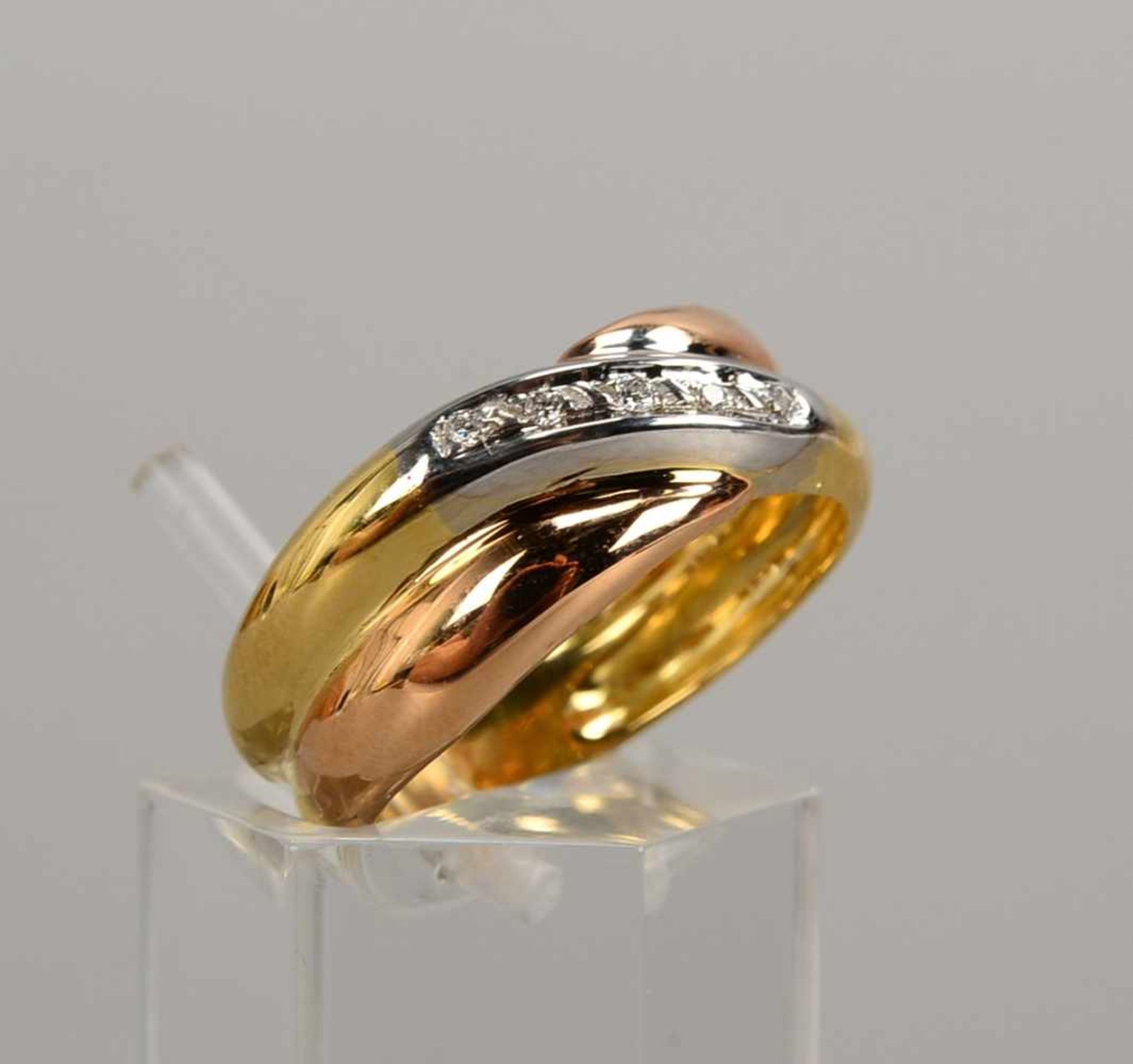 Ring, 750 Gold/Tricolor, besetzt mit Diamanten/zusammen 0,05 ct; RG 53, Gewicht 4,53 g