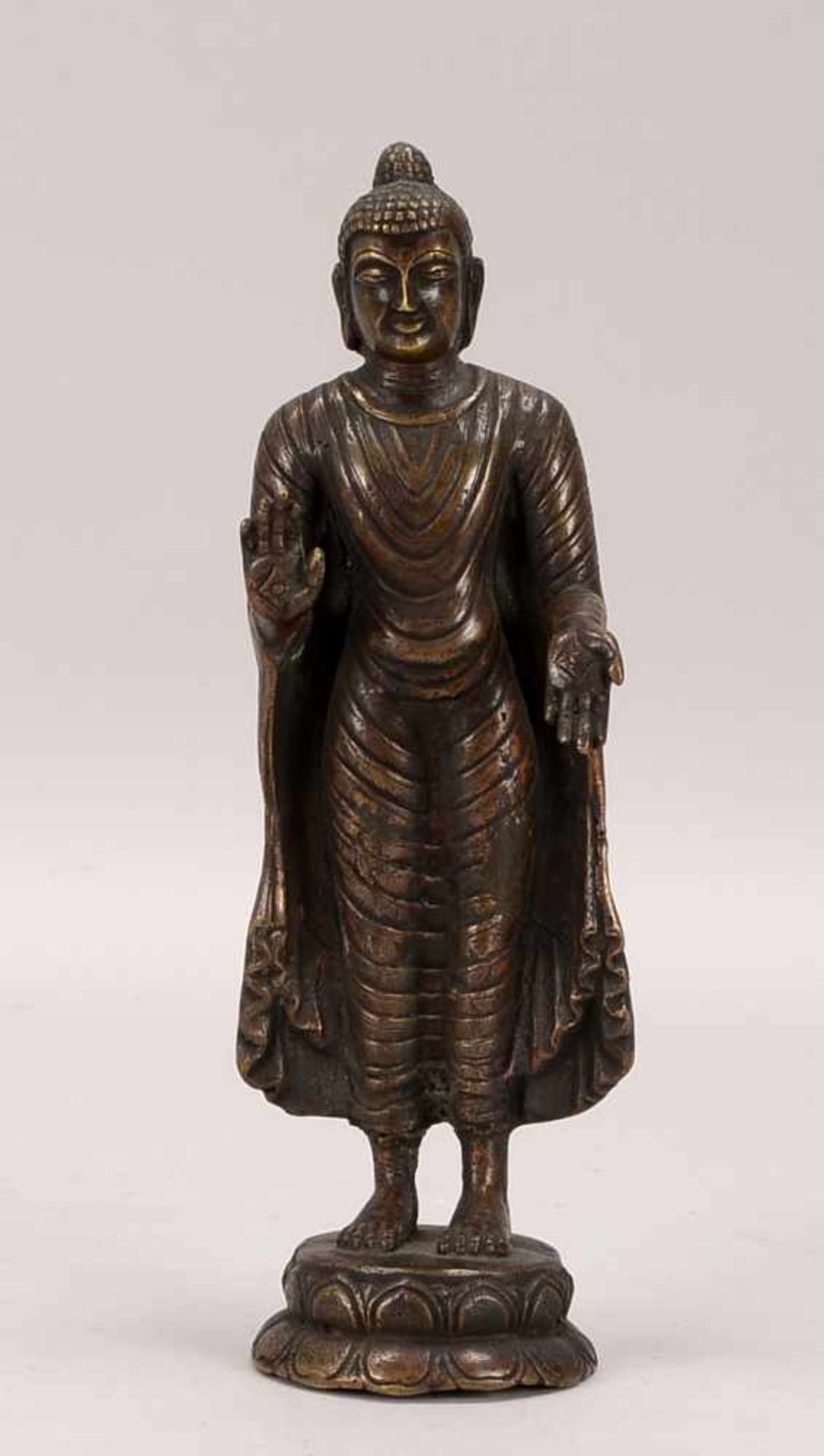 Bronzefigur, 'Stehender Buddha' (dargestellt in Meditationshaltung); Höhe 25 cm