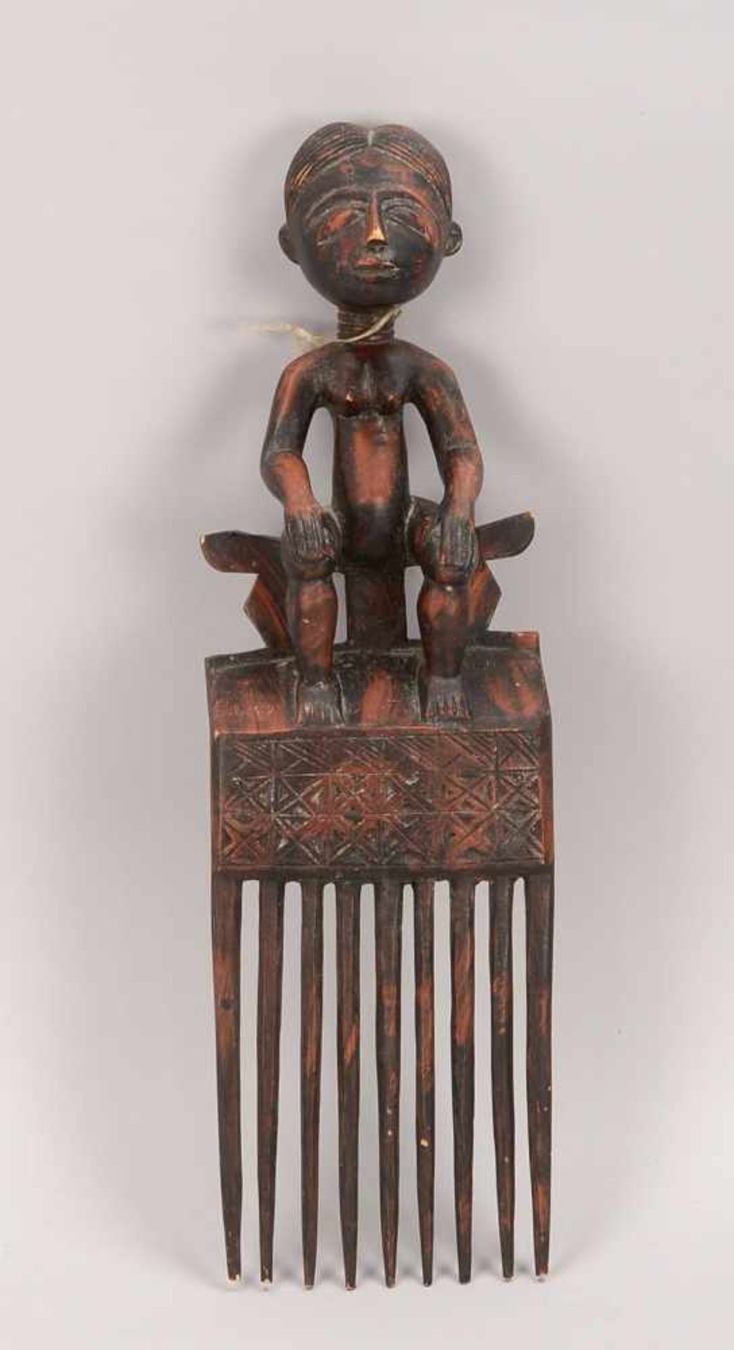 Holzskulptur, Afrika, Figur mit stilisiertem Kamm, rot gefasst; Höhe 62 cm