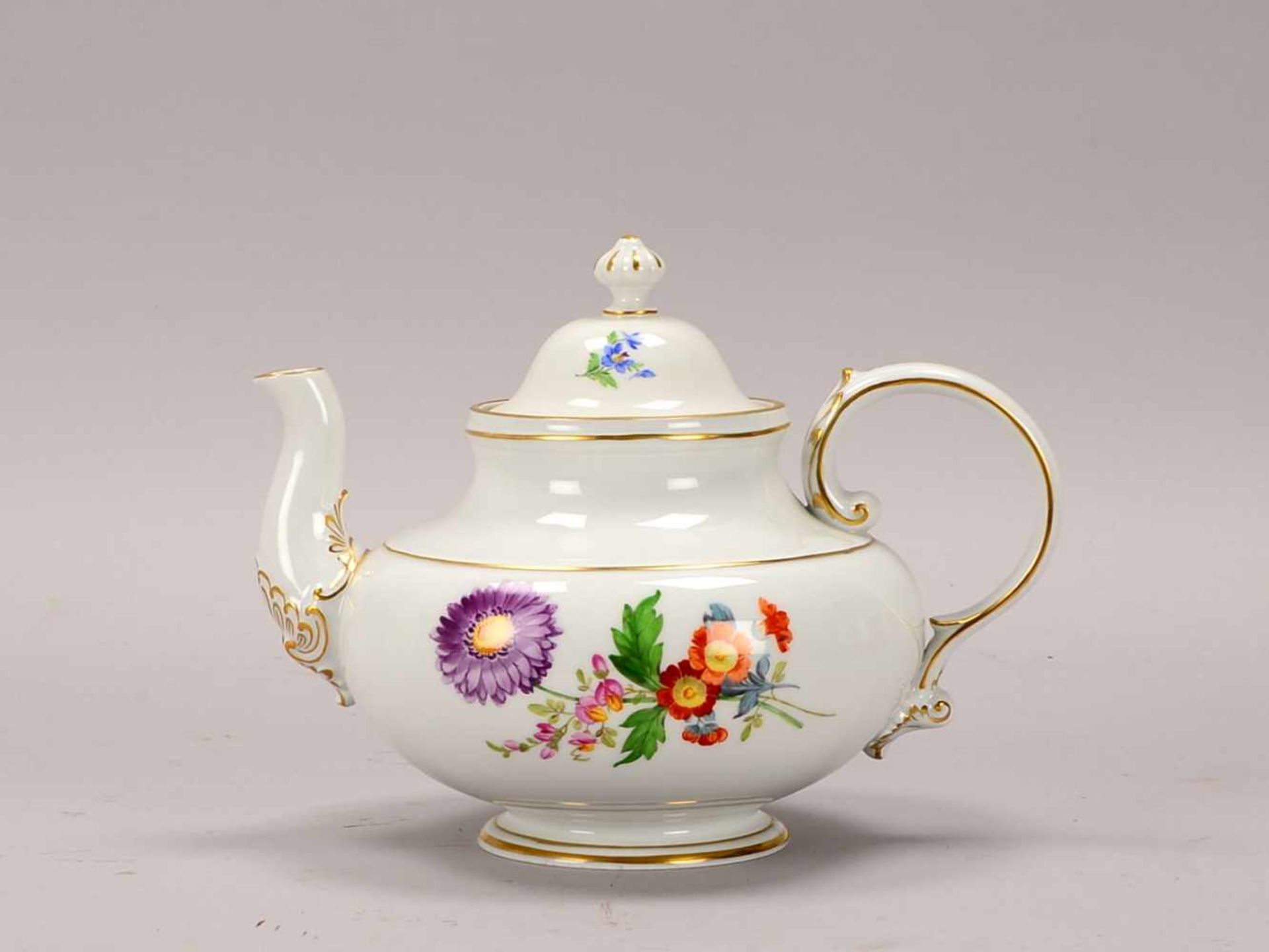 Meissen, Porzellan-Teekanne, Schwertermarke, 1-gestrichen, Dekor 'Deutsche Blume'; Höhe 19 cm