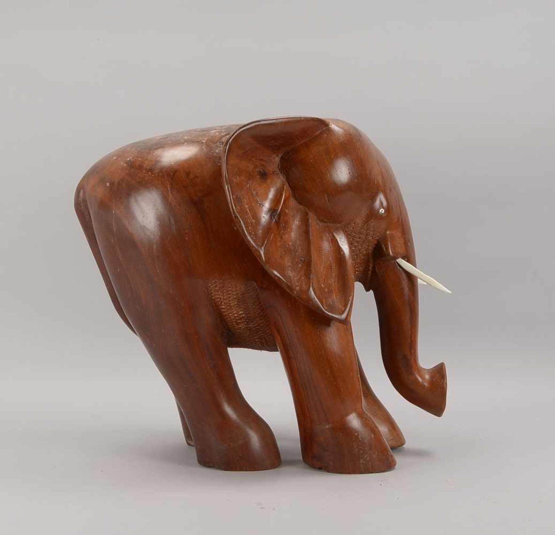 Holzskulptur, 'Elefant', Nigeria, wohl Mahagoniholz, Stoßzähne aus Bein; Höhe 55 cm (Figur mit