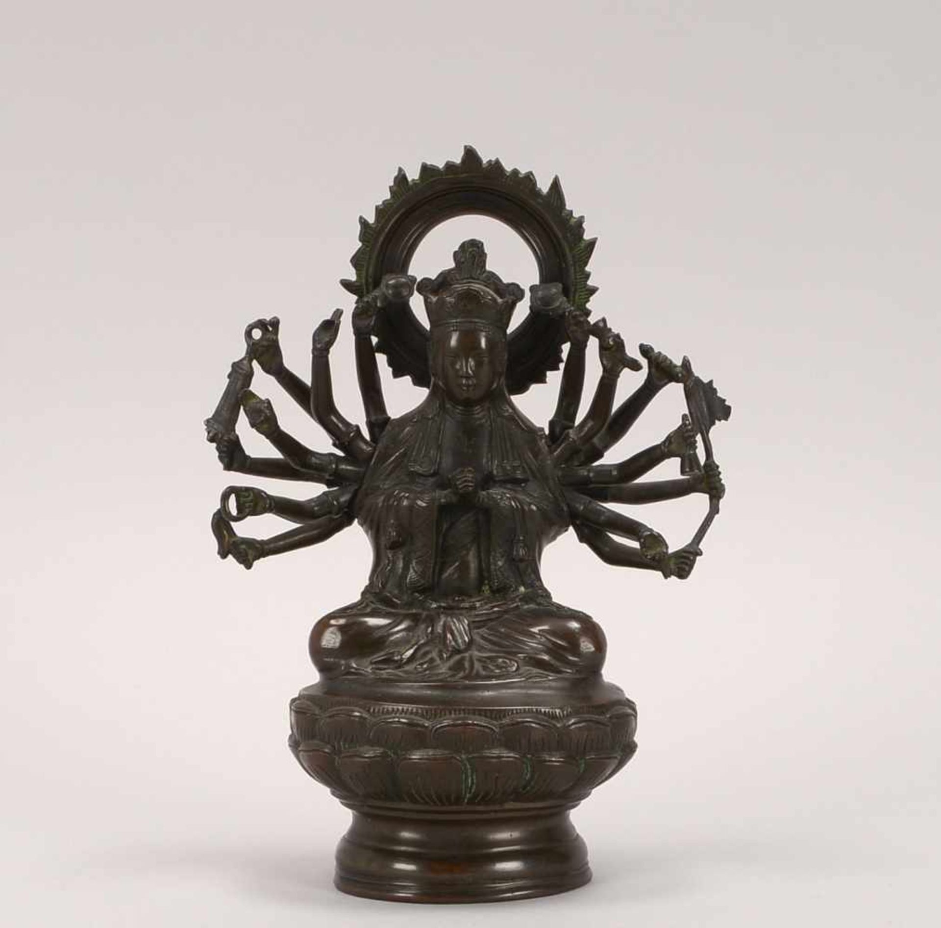 Bronzeskulptur, 'Sitzender Buddha' (als 14-armige Figur - wohl Darstellung des 'Avalokiteshvara'),