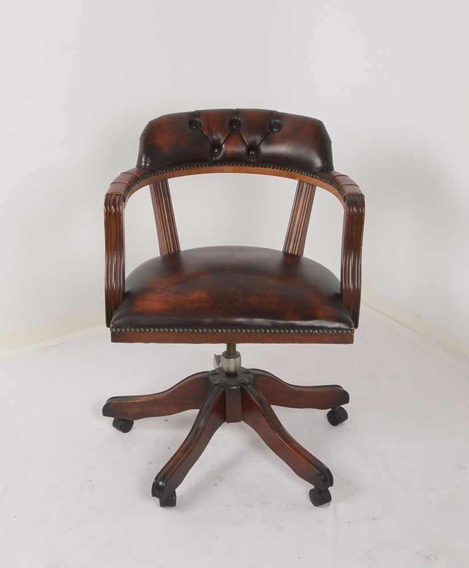 Schreibtischstuhl/'Captain's Chair', Mahagoniholz, mit Lederbezug/gepolstert, Höhen-Dreh-Verstellung - Bild 2 aus 2