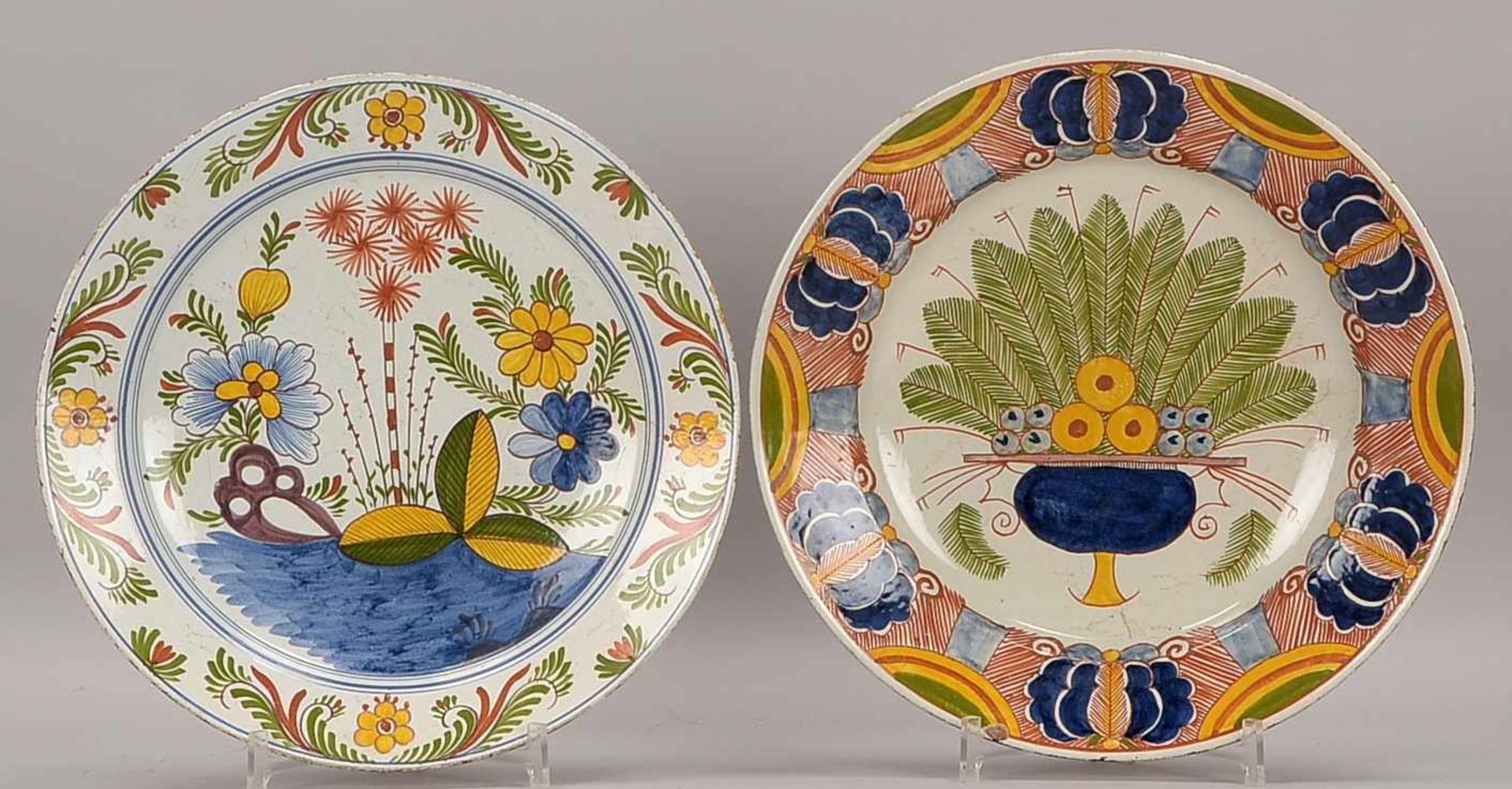 Kellinghusen, 2 Fayence-Teller, tief gemuldet, polychromes Scharffeuerdekor (Blumenmotive);