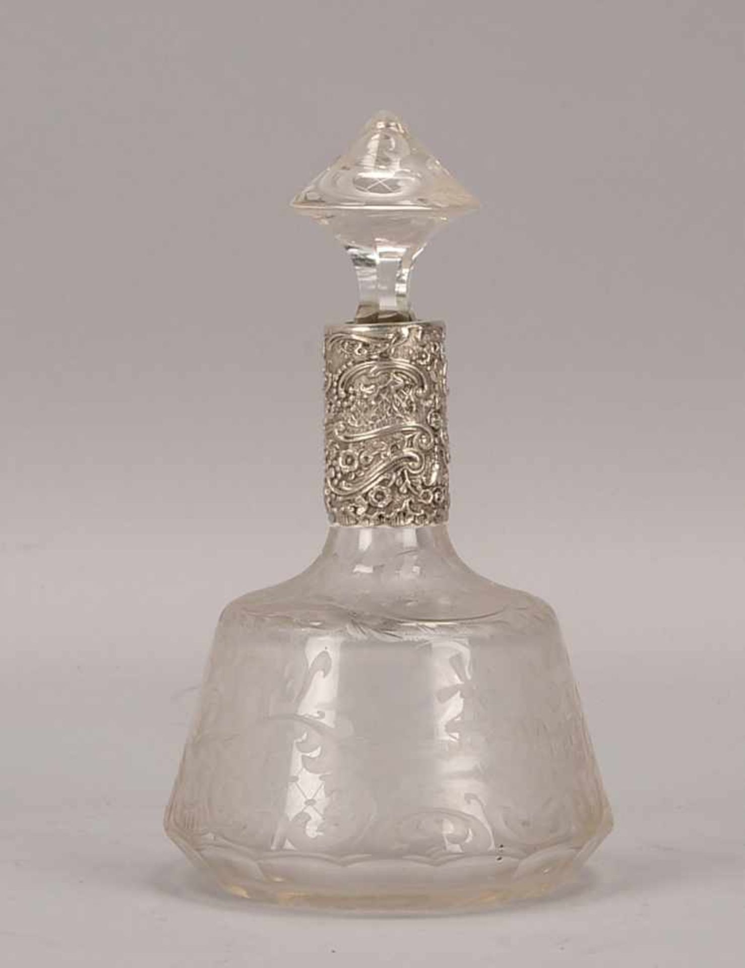 Karaffe, um 1900, mit 800 Silber-Montierung, fein beschliffener Glas-Korpus mit eingeschliffenem