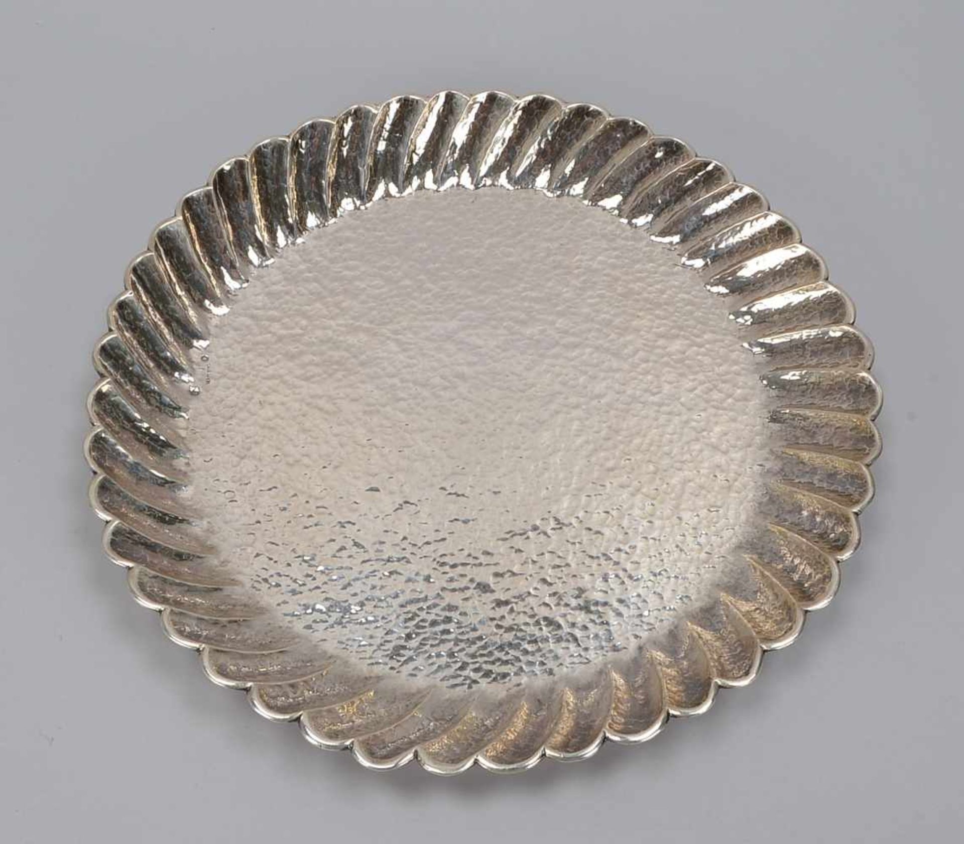 Silbertablett, runde Form mit gefächertem Rand, Hammerschlagdekor; Durchmesser Ø 31 cm