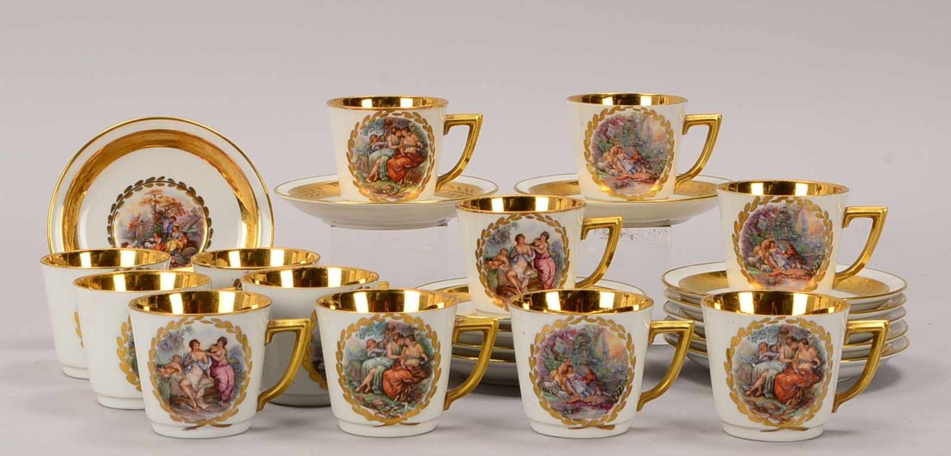 Royal Copenhagen, Satz Kaffeetassen mit Untertassen (1950), polychromes Dekor, mit Innenvergoldung