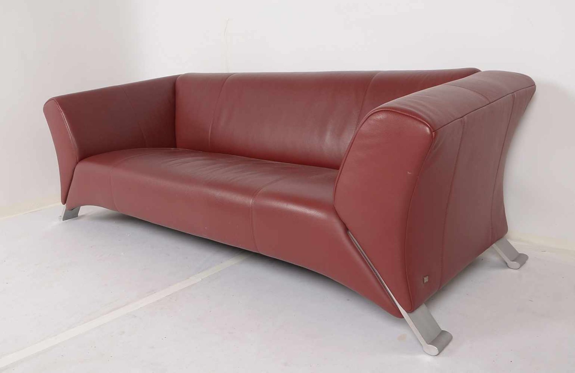 Rolf Benz, Designer-Sofa/Dreisitzer, Modell '322', Bezug weinrotes Echtleder, Korpus auf Chromfüßen, - Bild 3 aus 3
