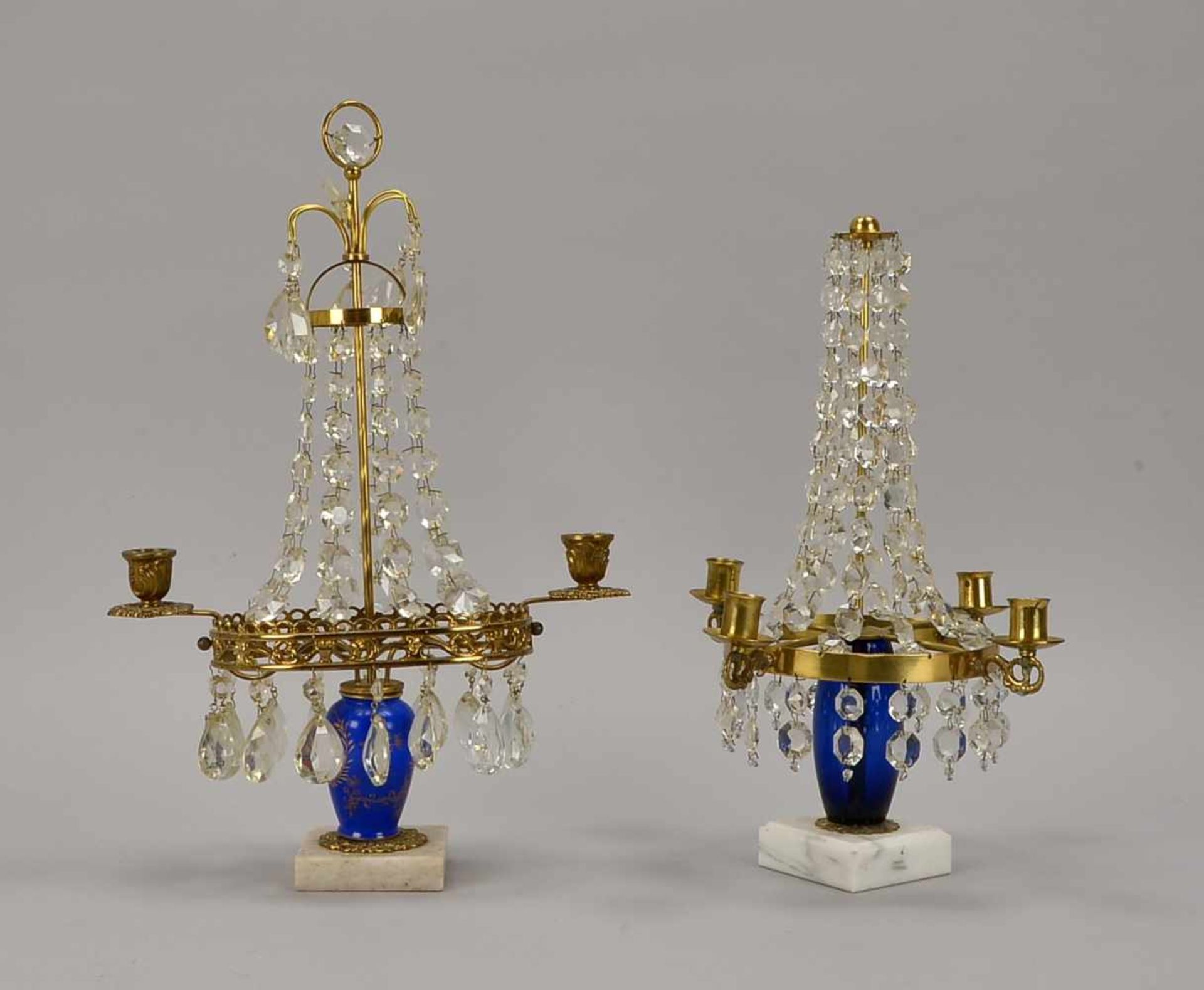 Paar Kristall-Kerzenleuchter, 1x 2-flammig, und 1x 4-flammig, Messing und Glas auf Porzellan-