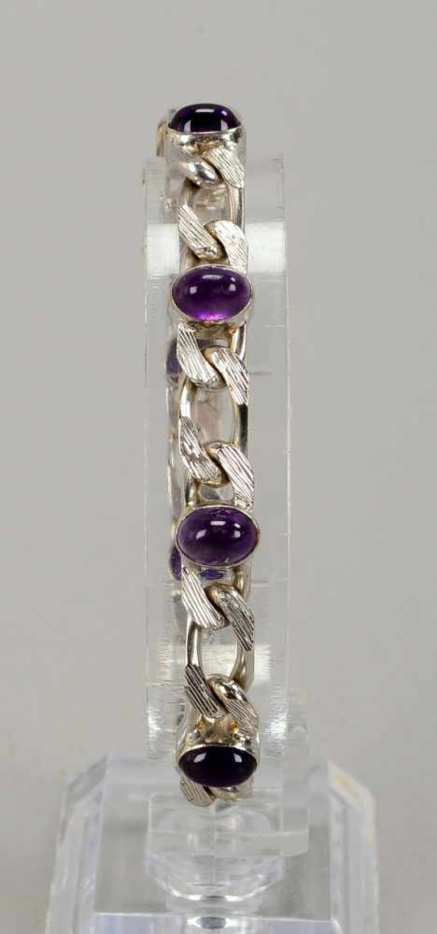 Armband, 585 WG, mit 7-fachem Amethystbesatz/zusammen 5,25 ct; Länge 19 cm, Gewicht 30,58 g ( - Bild 2 aus 3